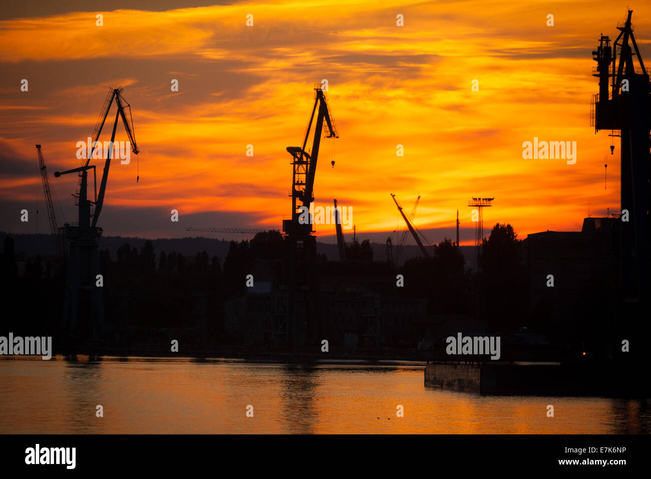 Große Werft-Kran bei Sonnenuntergang in Danzig, Polen. Sicht der Industrie. Stockfoto