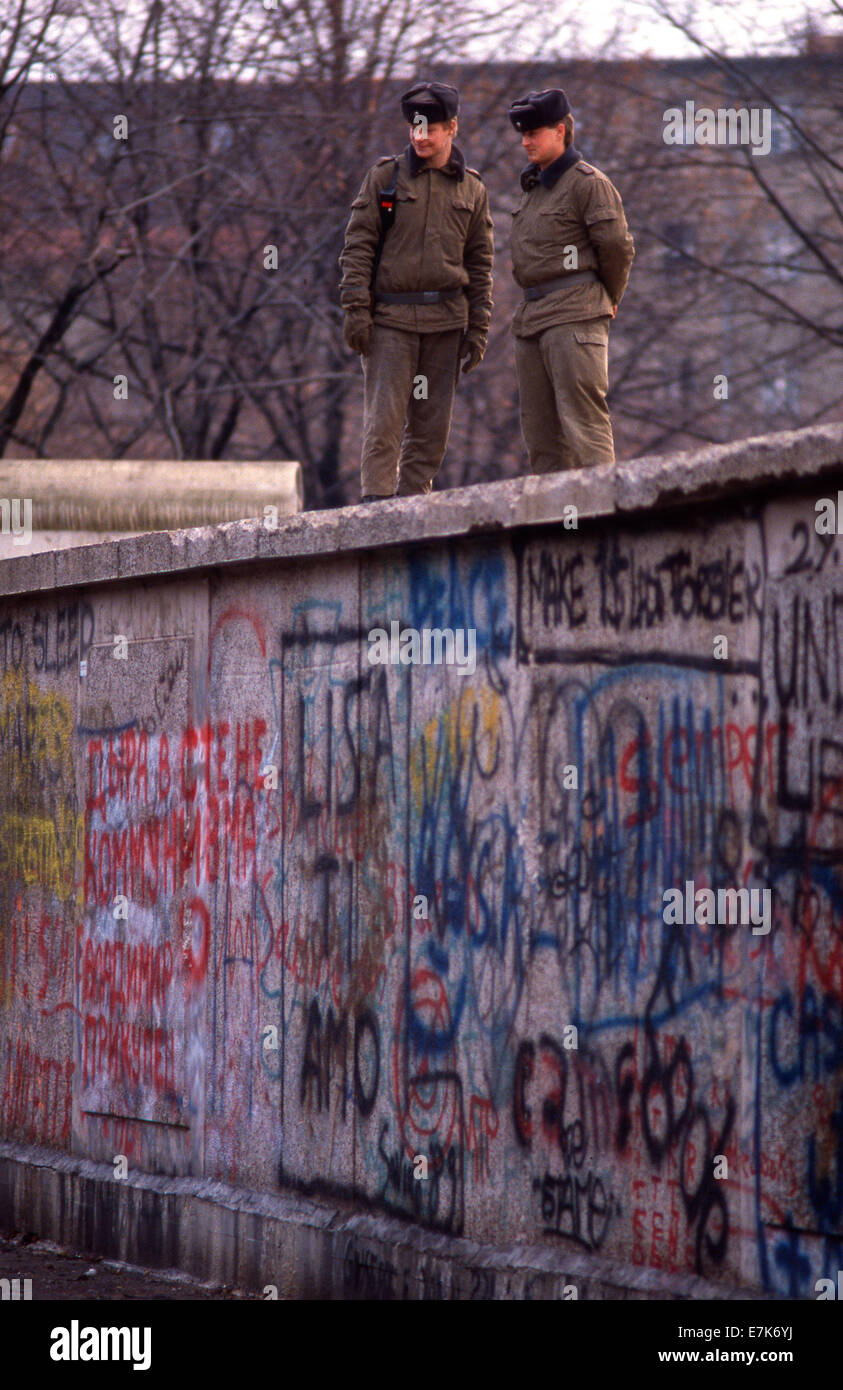 West Berlin, Deutschland. 23. Sep, 2009. DDR Polizei patrouillieren am 14. November 1989 die Berliner Mauer am Brandenburger Tor. Nach den ersten Tagen der offenen Grenze patrouillierten die ostdeutschen routinemäßig die Westseite der Berliner Mauer, die tatsächlich innerhalb des Ost-Berliner saß, um Menschen vor schädlichen it. © 1989 Scott A. Miller © Scott A. Miller/ZUMA Wire/ZUMAPRESS.com/Alamy Live News Stockfoto