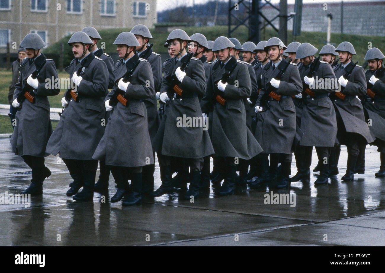 Bad Salzungen, DDR. 22. Sep, 2009. Soldaten aus der DDR Armee (NVA) während der Feier zum 40. Jahrestag der DDR während einer Feier auf ihrer Basis am 9. Februar 1990 in Bad Salzungen, Ost-Deutschland. Nach Öffnung der innerdeutschen Grenze wurde die Nationale Volksarmee mit Karriere Offiziere und Soldaten verlassen, um nach Westen zu bewegen fragmentiert. © 1989 Scott A. Miller. © Scott A. Miller/ZUMA Wire/ZUMAPRESS.com/Alamy Live-Nachrichten Stockfoto