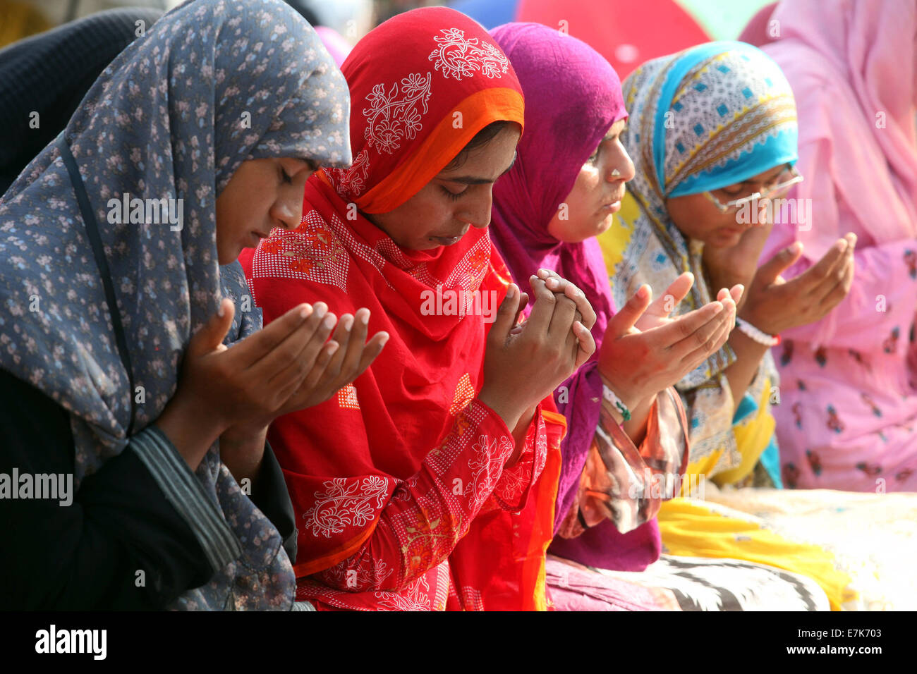 Islamabad. 19. Sep, 2014. Pakistanische Anhänger der religiösen Führer Tahir-Ul-Qadri bieten Freitagsgebet auf einer regierungsfeindlichen Protest-Website vor dem Parlament in Islamabad, der Hauptstadt von Pakistan am 19. September 2014. © Saadia Seher/Xinhua/Alamy Live-Nachrichten Stockfoto