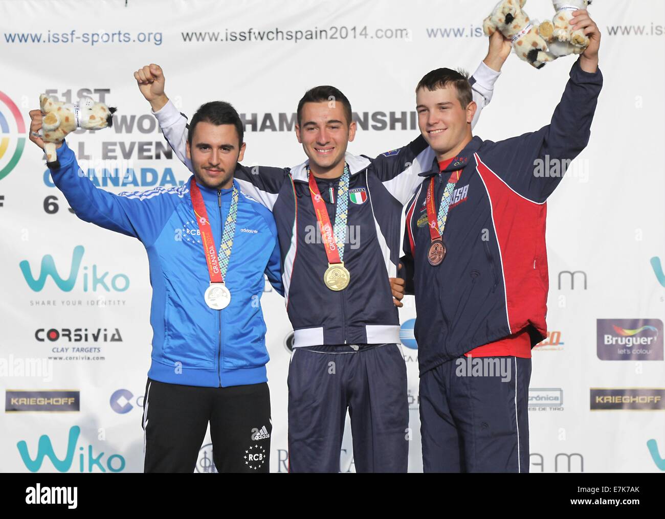 Granada, Spanien. 19. Sep, 2014. Goldmedaillengewinner von Gabriele Rossetti (C) Italien, Silbermedaillengewinner Stefanos Nikolaidis (L) von Zypern und Bronzemedaillengewinner Phillip Russell Jungman der Vereinigten Staaten stellen für Foto während der Verleihung der Skeet Männer junior Match bei der 51. ISSF-Weltmeisterschaft in Granada, Spanien, am 19. September 2014. Bildnachweis: Pepe Torres/Xinhua/Alamy Live-Nachrichten Stockfoto