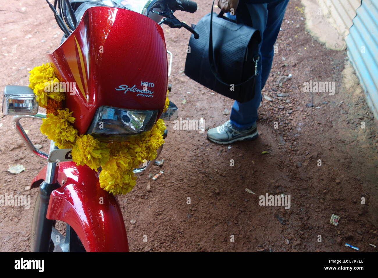 rot gelb Fahrrad Motorrad vertikale Mann jeans Stockfoto