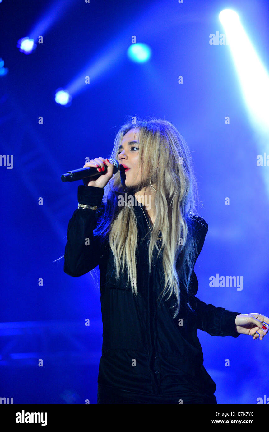 Derry, Londonderry, Nordirland - 19. September 2014.  MTV-Abstürze.  Jess Plummer von Neon Dschungel beim MTV stürzt auf Ebrington Platz. © George Sweeney/Alamy Stockfoto