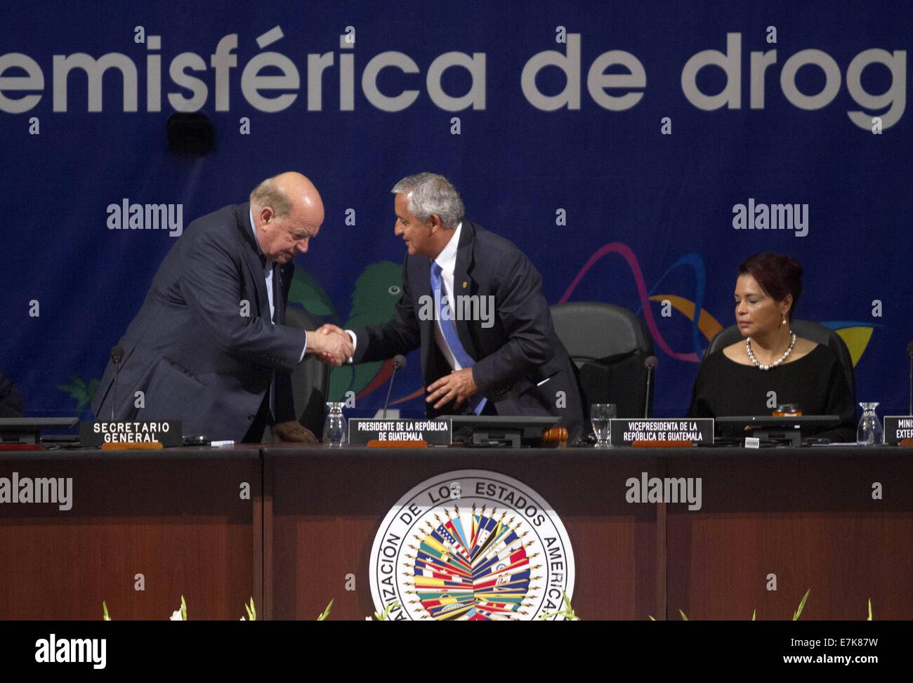 Guatemala-Stadt, Guatemala. 19. Sep, 2014. Guatemalan President Otto Perez Molina (C), Generalsekretär der Organisation amerikanischer Staaten (OAS) José Miguel Insulza (L), und Vice President of Guatemala Roxana Baldetti (R), Teilnahme an der Plenarsitzung des 46. Sondersitzung der Generalversammlung der OAS in Guatemala-Stadt, Hauptstadt von Guatemala, 19. September 2014. Der OAS statt eine Sondersitzung Möglichkeiten im Kampf gegen Drogen in den USA zu besprechen. © Luis Echeverria/Xinhua/Alamy Live-Nachrichten Stockfoto