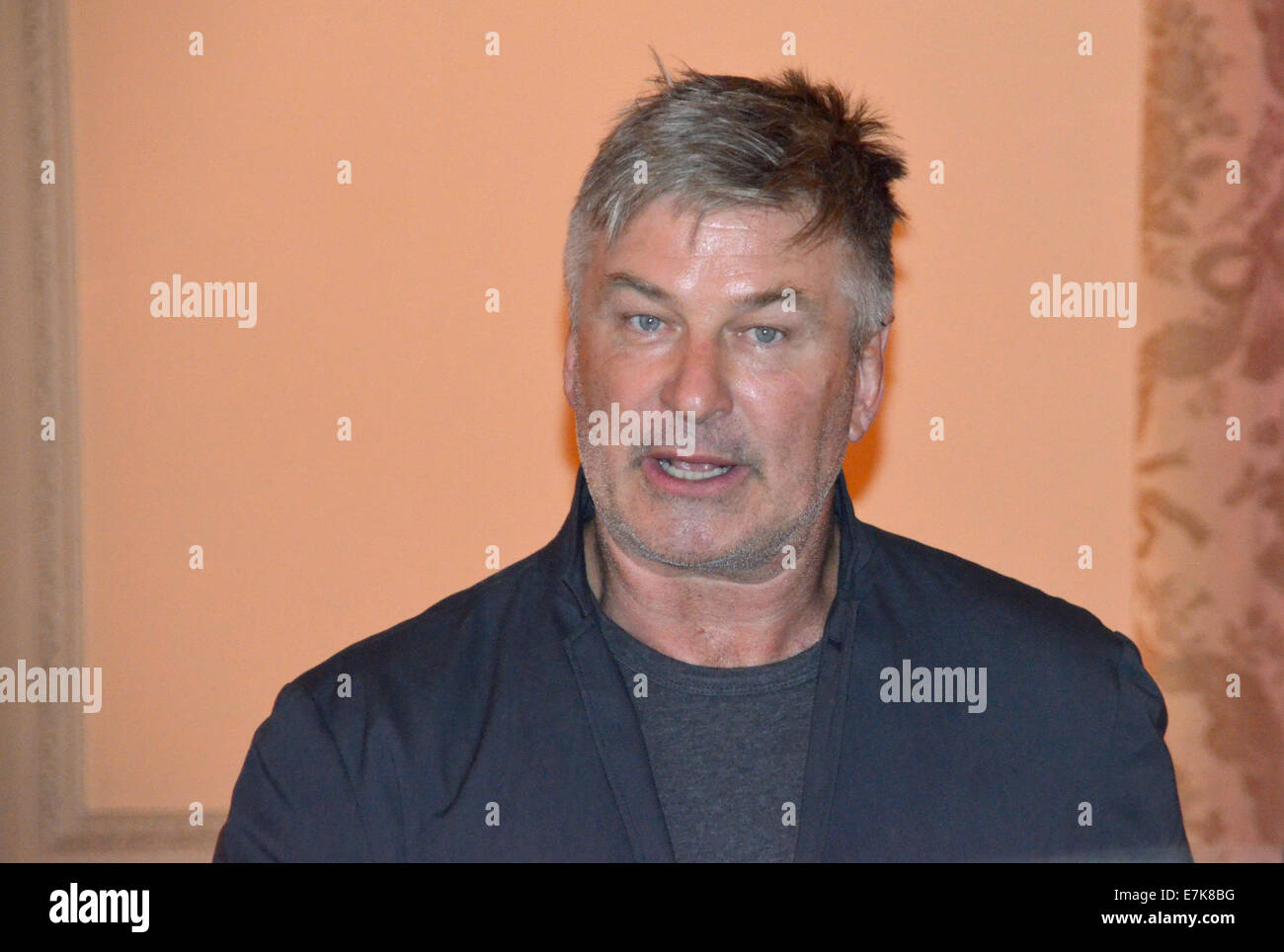 New York, USA. 19. Sep, 2014. US-Schauspieler Alec Baldwin spricht in einem Interview in New York, USA, 19. September 2014. Baldwin spielt einen gierigen Manager in der TV-Show "30 Rock". In seinem privaten Leben ist er ein Fürsprecher für saubere Energie. In einem Interview mit Dpa sprach er über warum er fördert erneuerbaren Energien und warum er schwärmt für Deutschland. Foto: Chris Melzer, Dpa/Alamy Live News Stockfoto