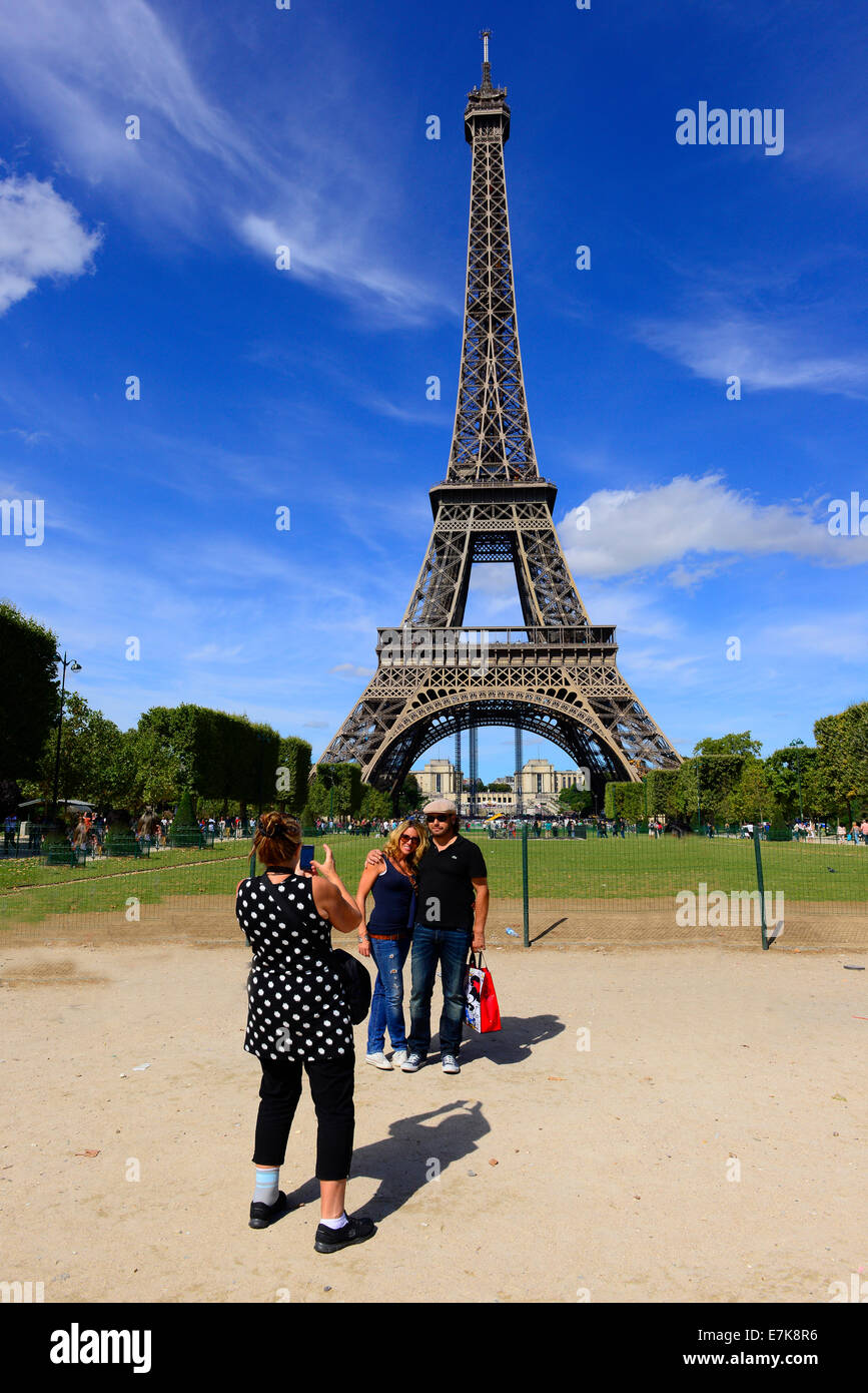 Touristen-Eiffelturm Paris Frankreich Europa FR Leuchtenstadt Gustav Stockfoto