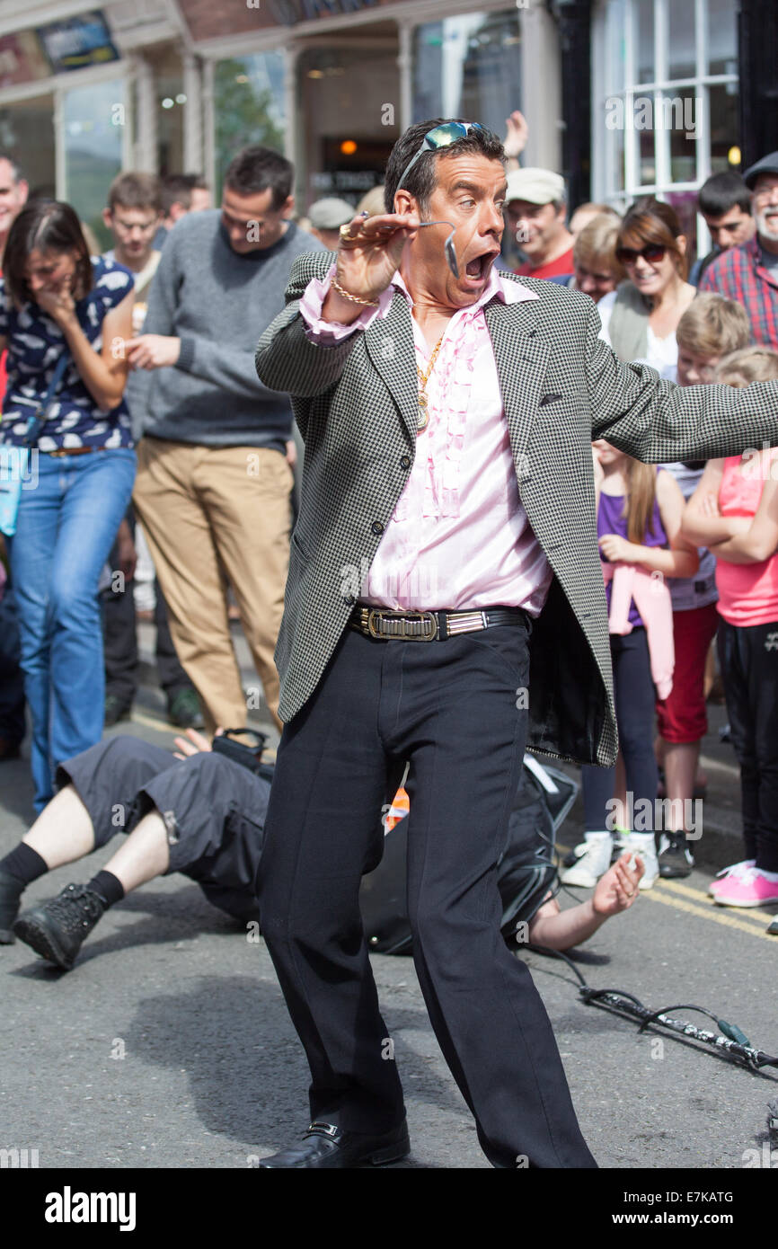 A Straße Zauberer in Kendal Town Centre in MIntfest Ausführung Stockfoto