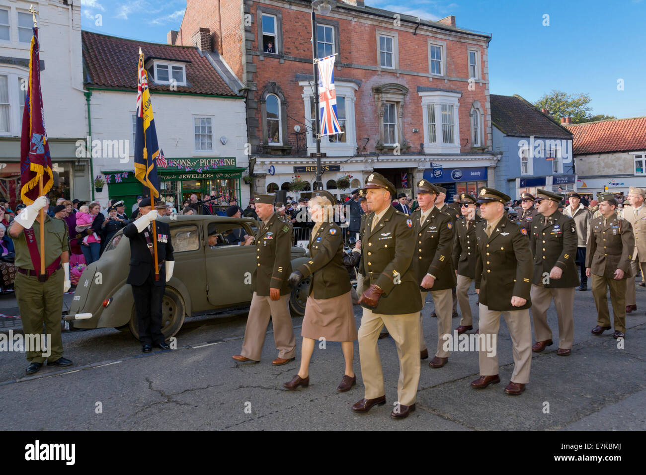 Truppen paradieren Pickering Krieg Wochenende in North Yorkshire, England Stockfoto