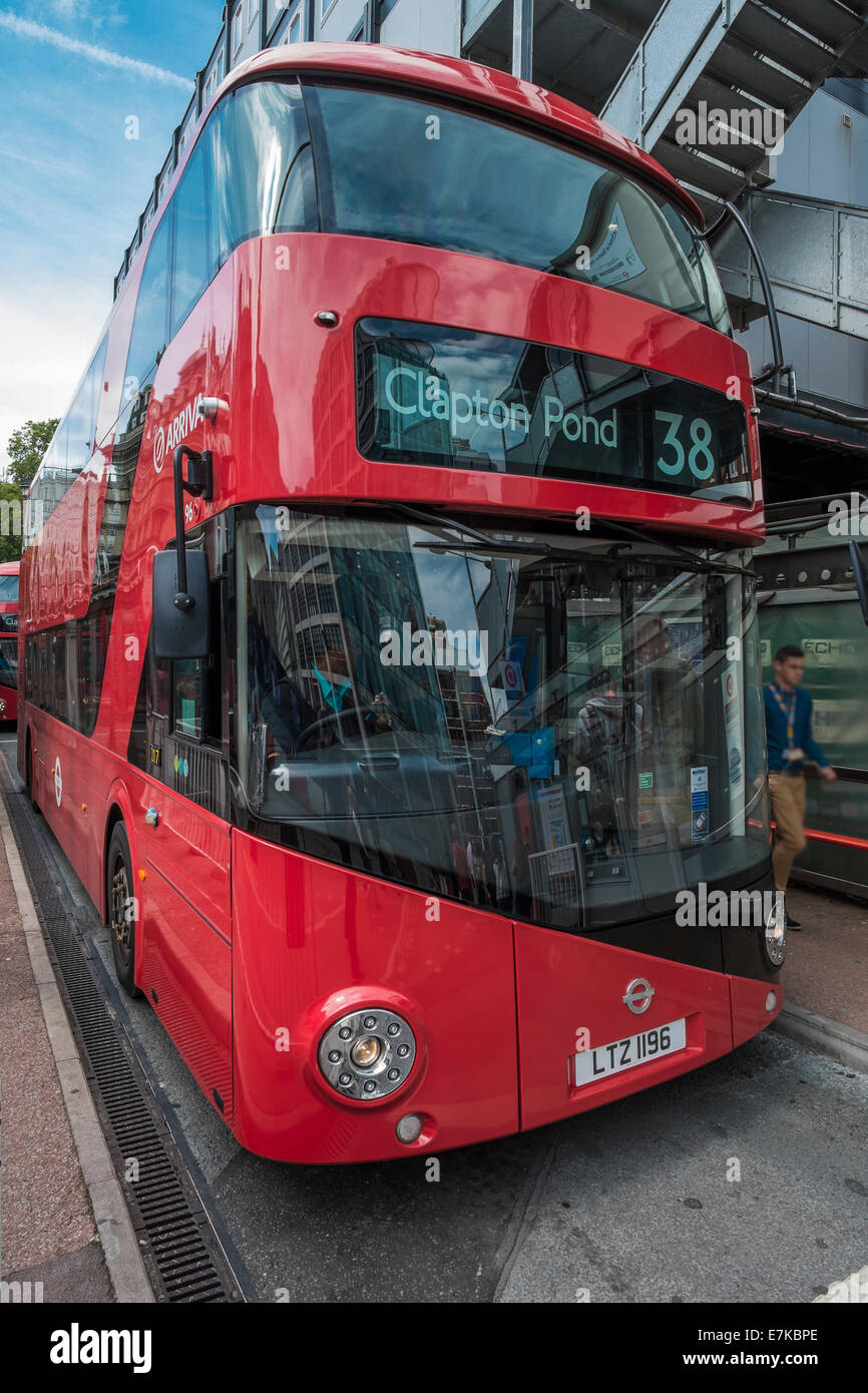 Neuer Bus für London geparkt auf einem Ständer an der Victoria Station Stockfoto