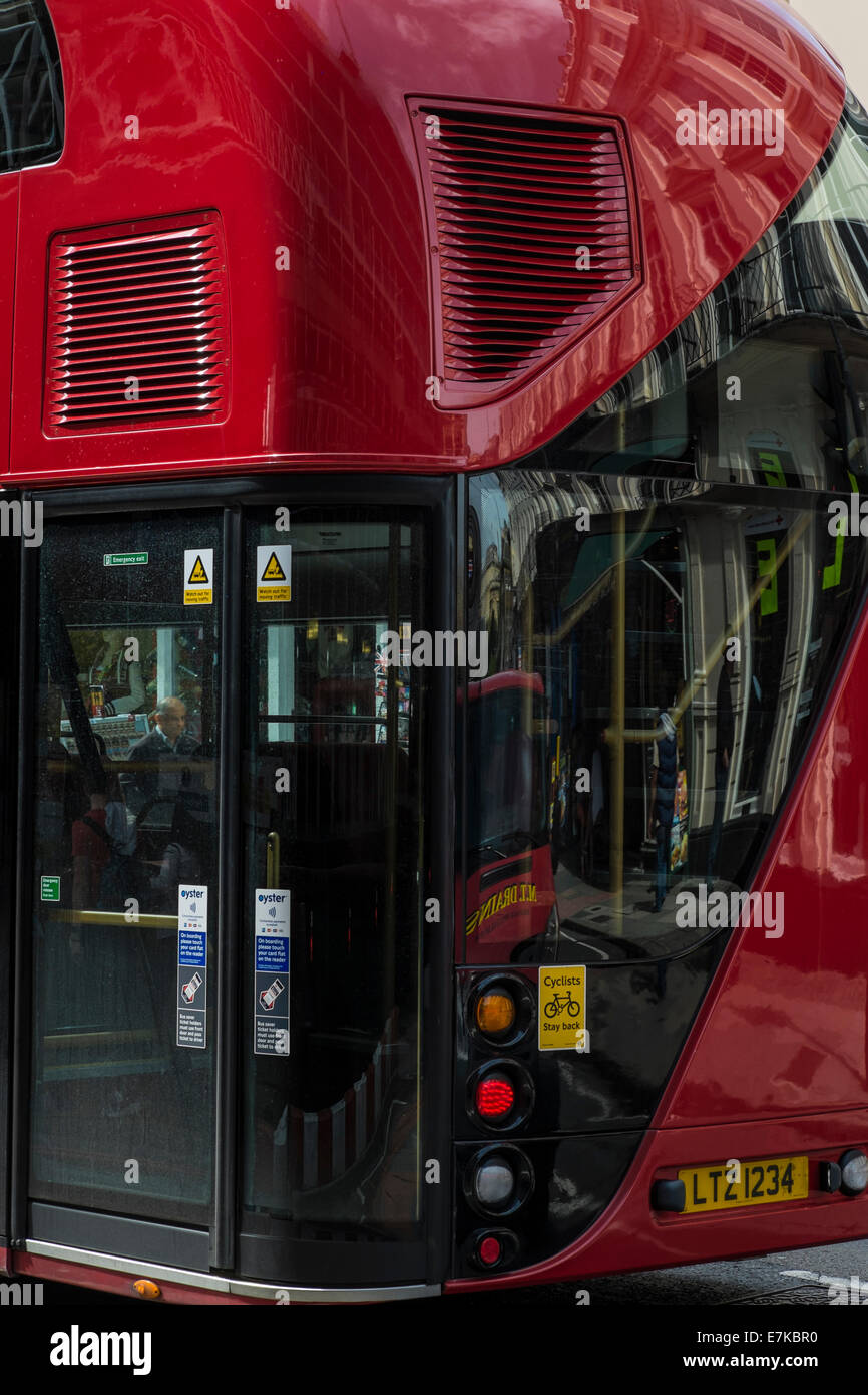 Neuer Bus für London geparkt auf einem Ständer an der Victoria Station Stockfoto