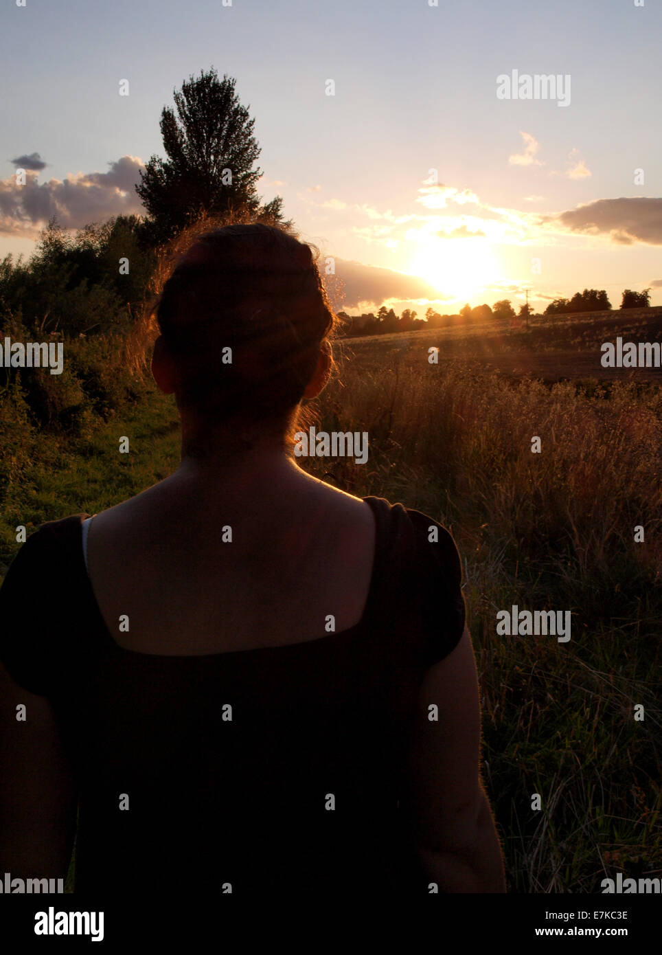 Frau, die bei Sonnenuntergang, UK Stockfoto