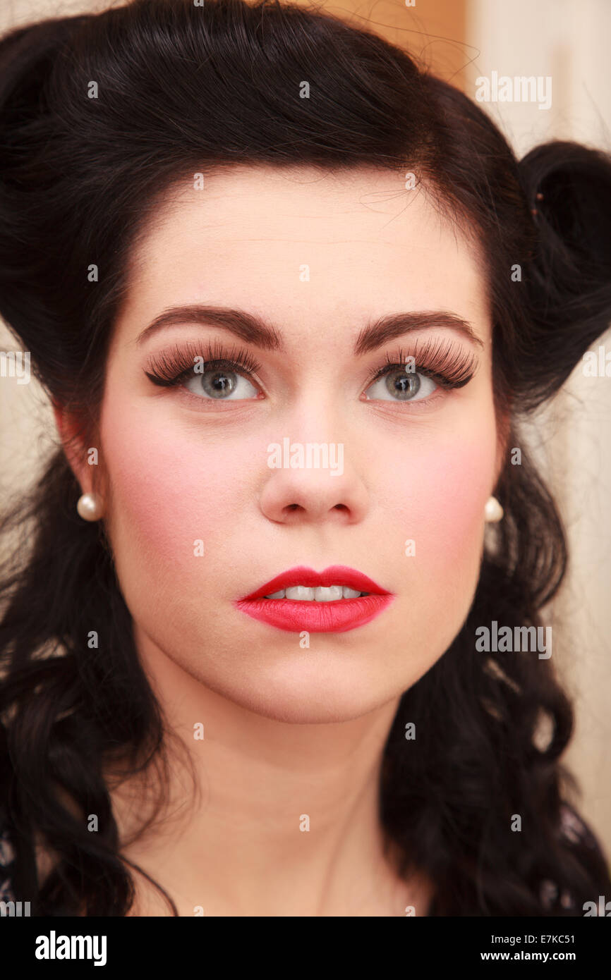 Retro-Stil. Porträt der stilvolle junge Frau. Gesicht der Brünette Mädchen mit Pin-up Frisur und Make-up. Stockfoto
