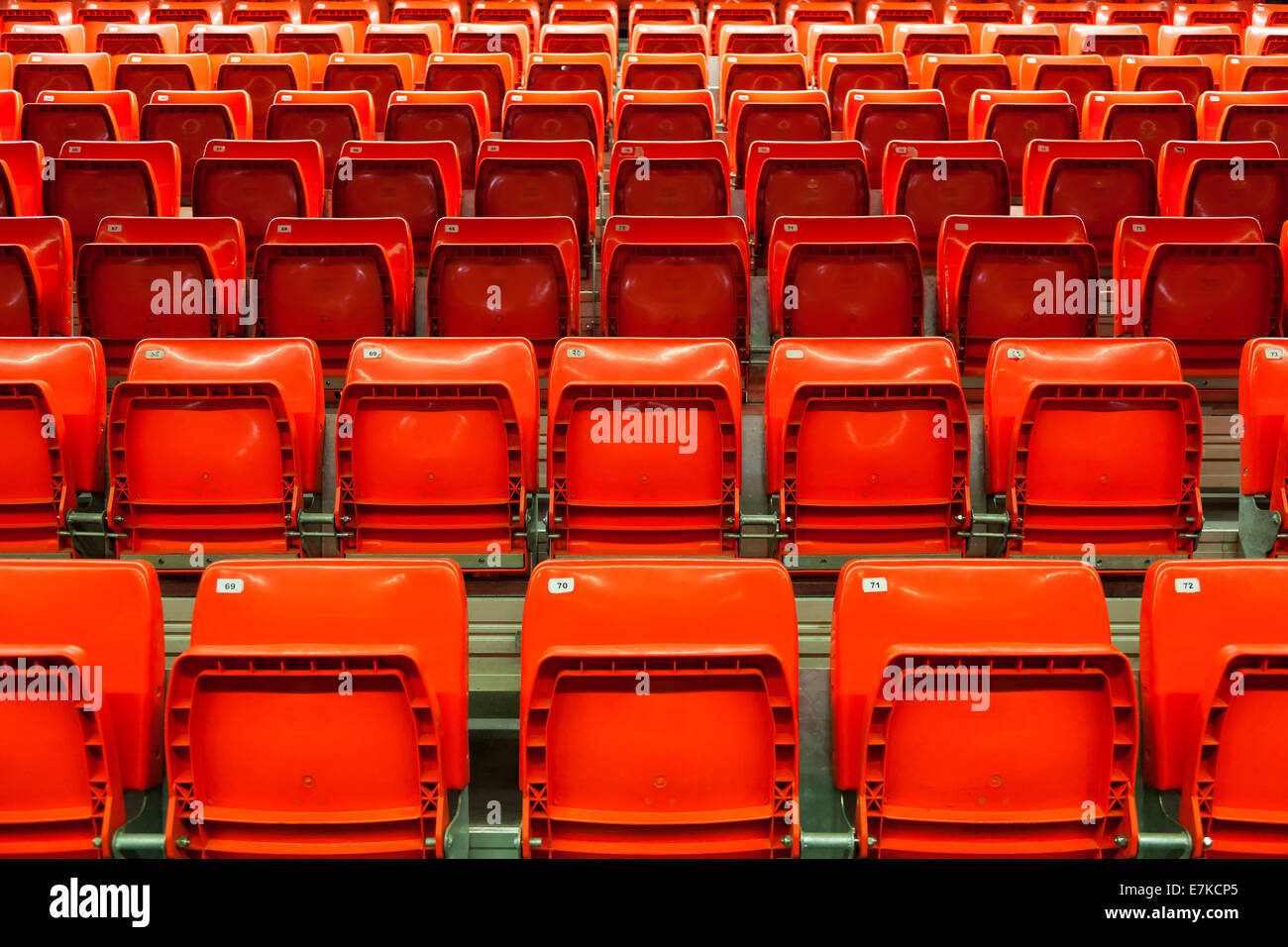 Leere rote Stadionsitze vor einem Spiel Stockfoto