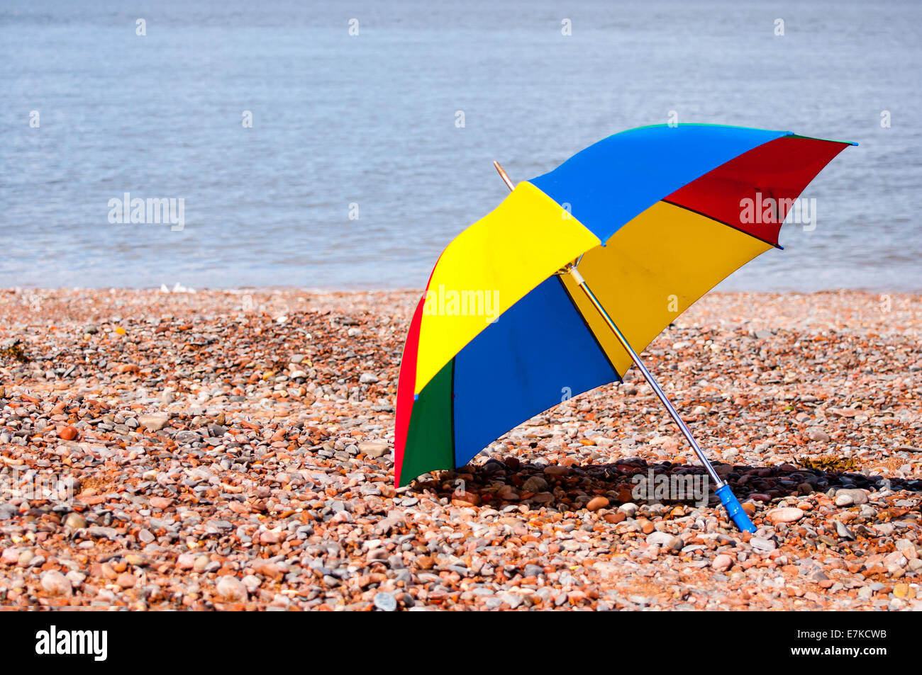 bunten Sonnenschirm am Strand Stockfoto
