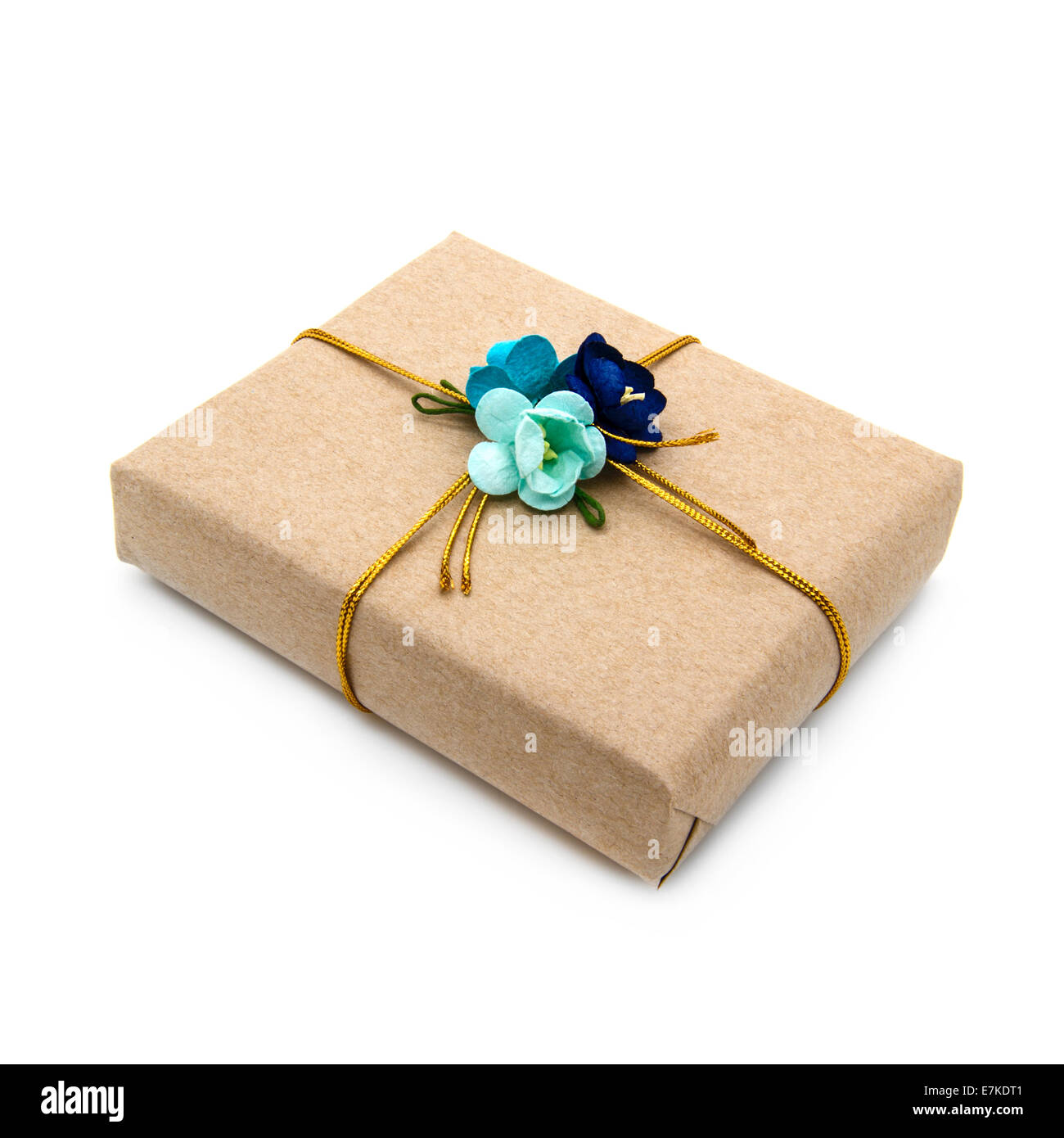 Geschenk-Box mit blauem Papierblumen und goldenes Band. Weißen Hintergrund. Stockfoto