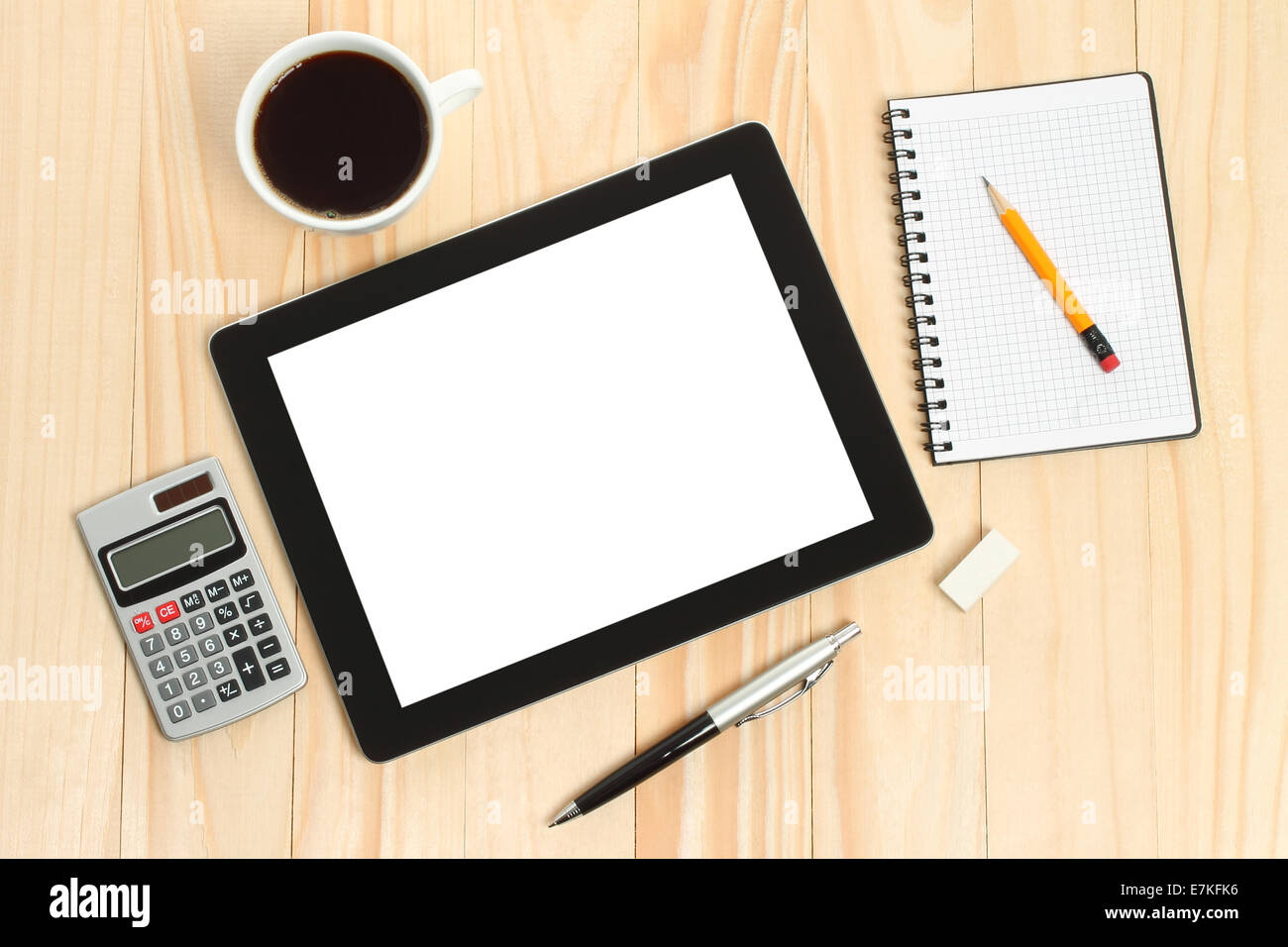 Tabletpc liefert Kaffee mit Office auf hölzernen Hintergrund Stockfoto