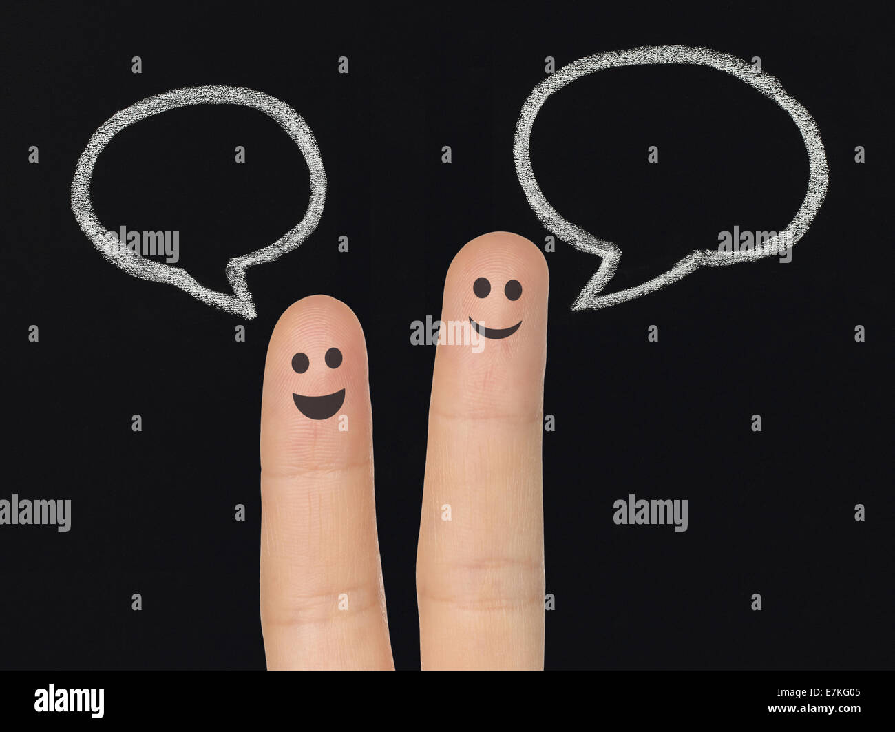 Glücklich Finger mit Kreide Sprechblasen auf Tafel, social-Media-Konzept Stockfoto