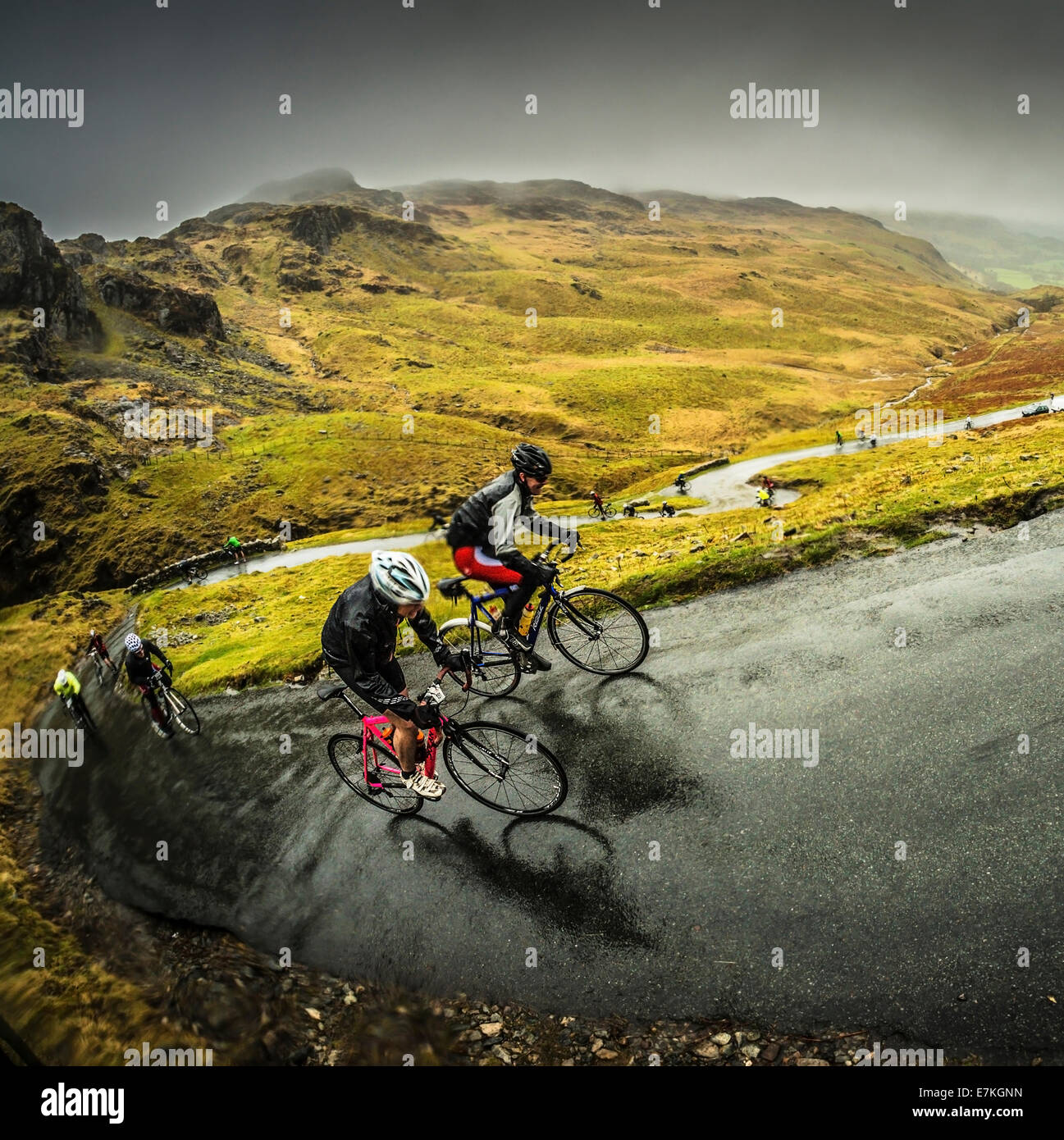 Radfahrer, Kampf gegen die Elemente im Lake District, UK. Stockfoto