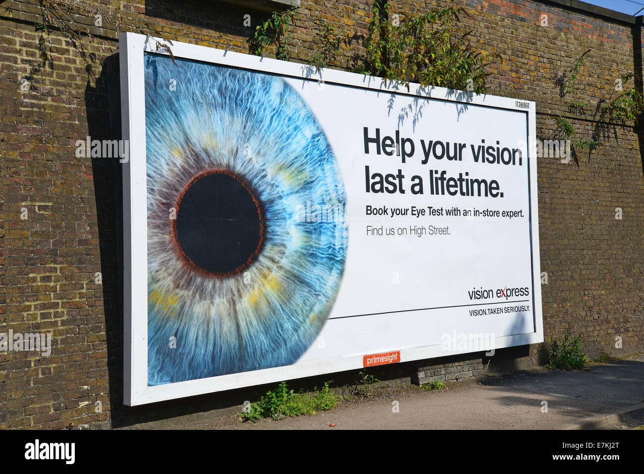 Vision Express Werbung Werbetafel, Bahnhofstraße, Berkhamsted, Hertfordshire, England, Vereinigtes Königreich Stockfoto