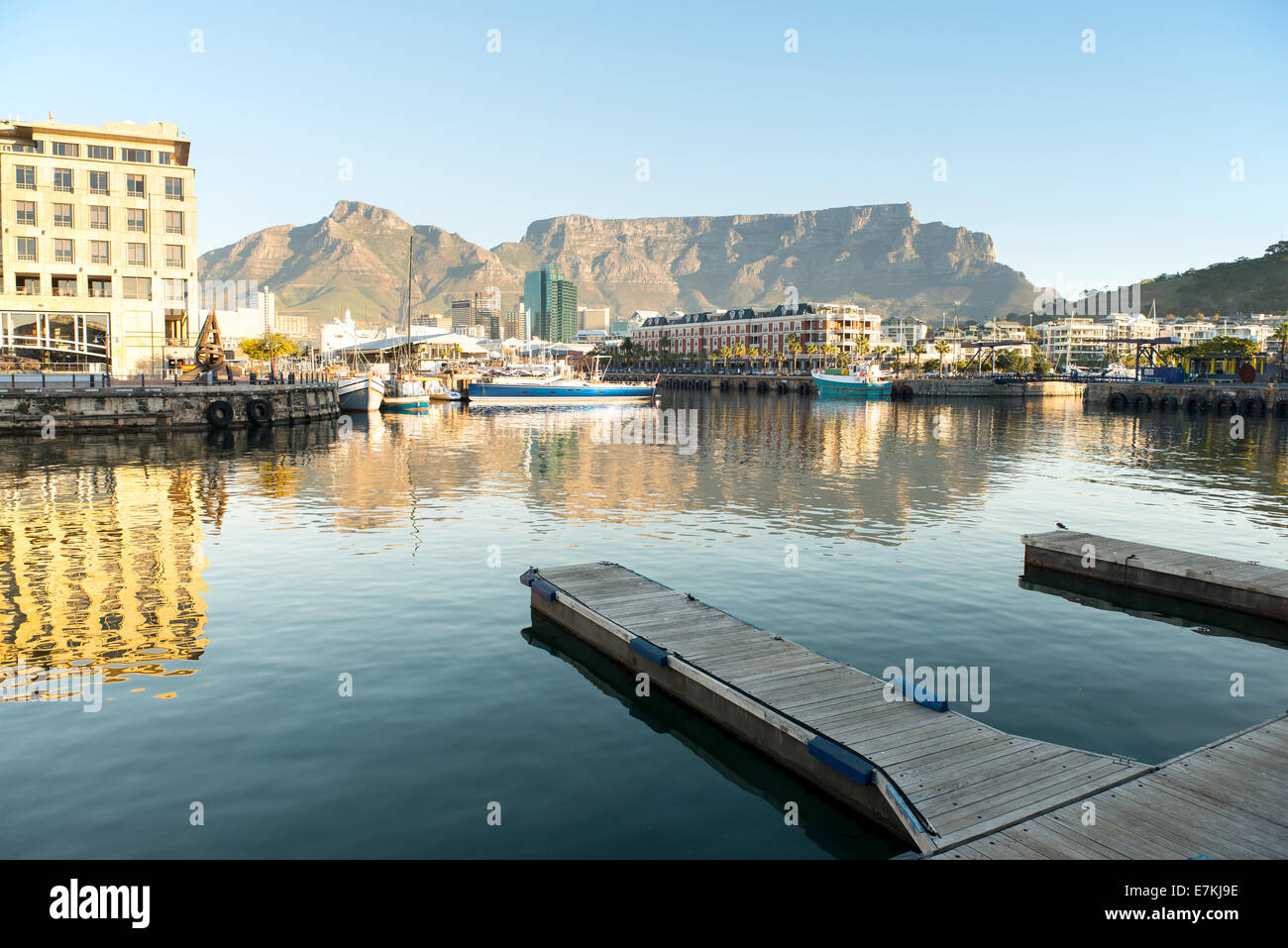 Victoria und Alfred Waterfront Kapstadt Südafrika mit Cape Grace Hotel und Tafelberg, am frühen Abend Stockfoto