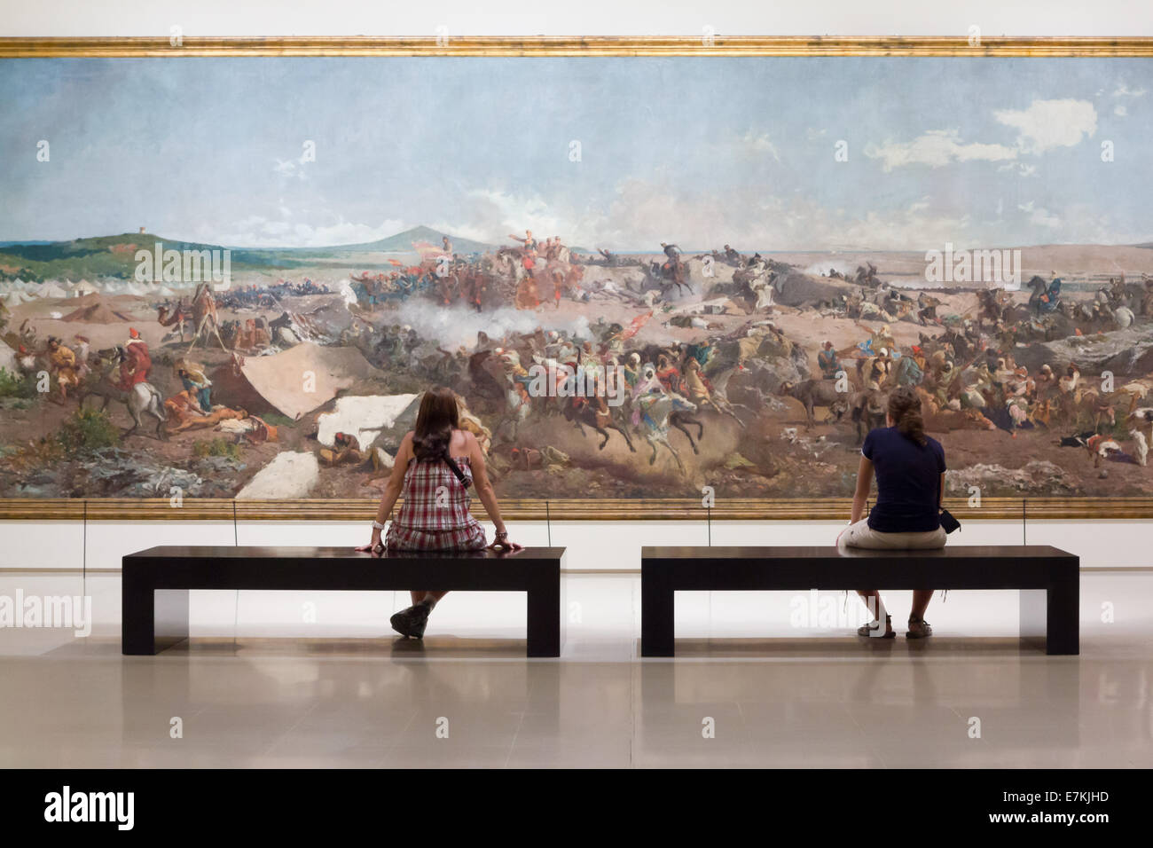 Junges Paar Blick auf das Gemälde in das Museu Nacional d ' Art de Catalunya Stockfoto
