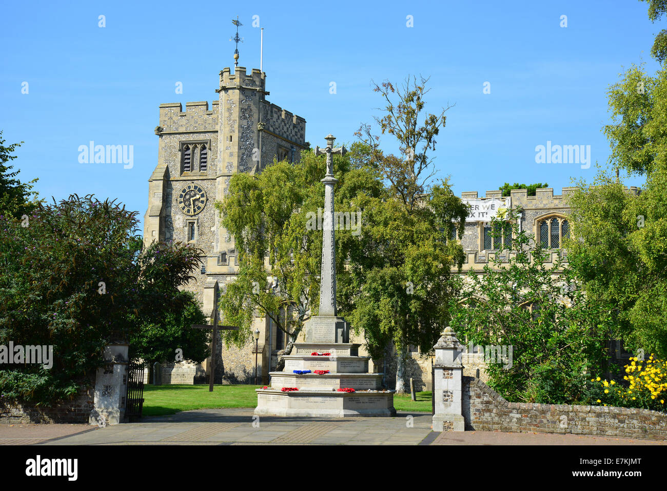 Die Kirche des Heiligen Petrus & Paul und Kriegerdenkmal, Tring, Hertfordshire, England, Vereinigtes Königreich Stockfoto