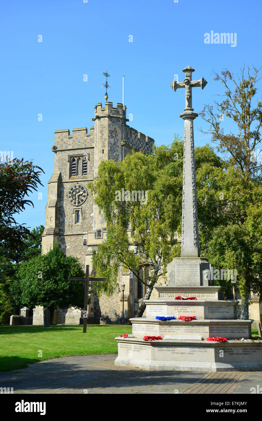 Die Kirche des Heiligen Petrus & Paul und Kriegerdenkmal, Tring, Hertfordshire, England, Vereinigtes Königreich Stockfoto
