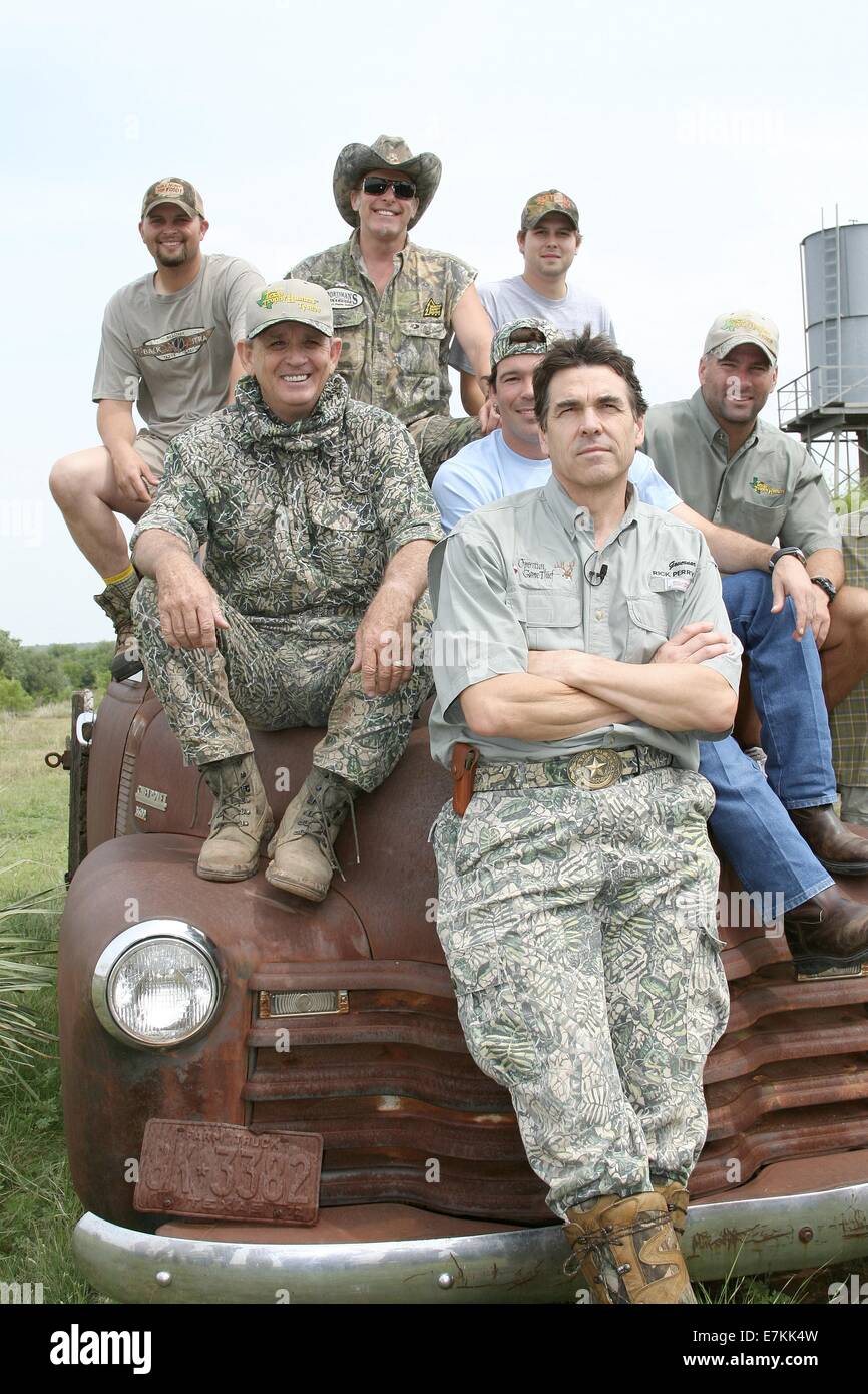 Texanischen Gouverneur Rick Perry Posen mit seinen Jagd-Kumpels einschließlich Heavy-Metal-Star Ted Nugent und Countrymusik Stern Clay Walker auf der Ranch Vinson 23. April 2006 in Albany, Texas. Stockfoto