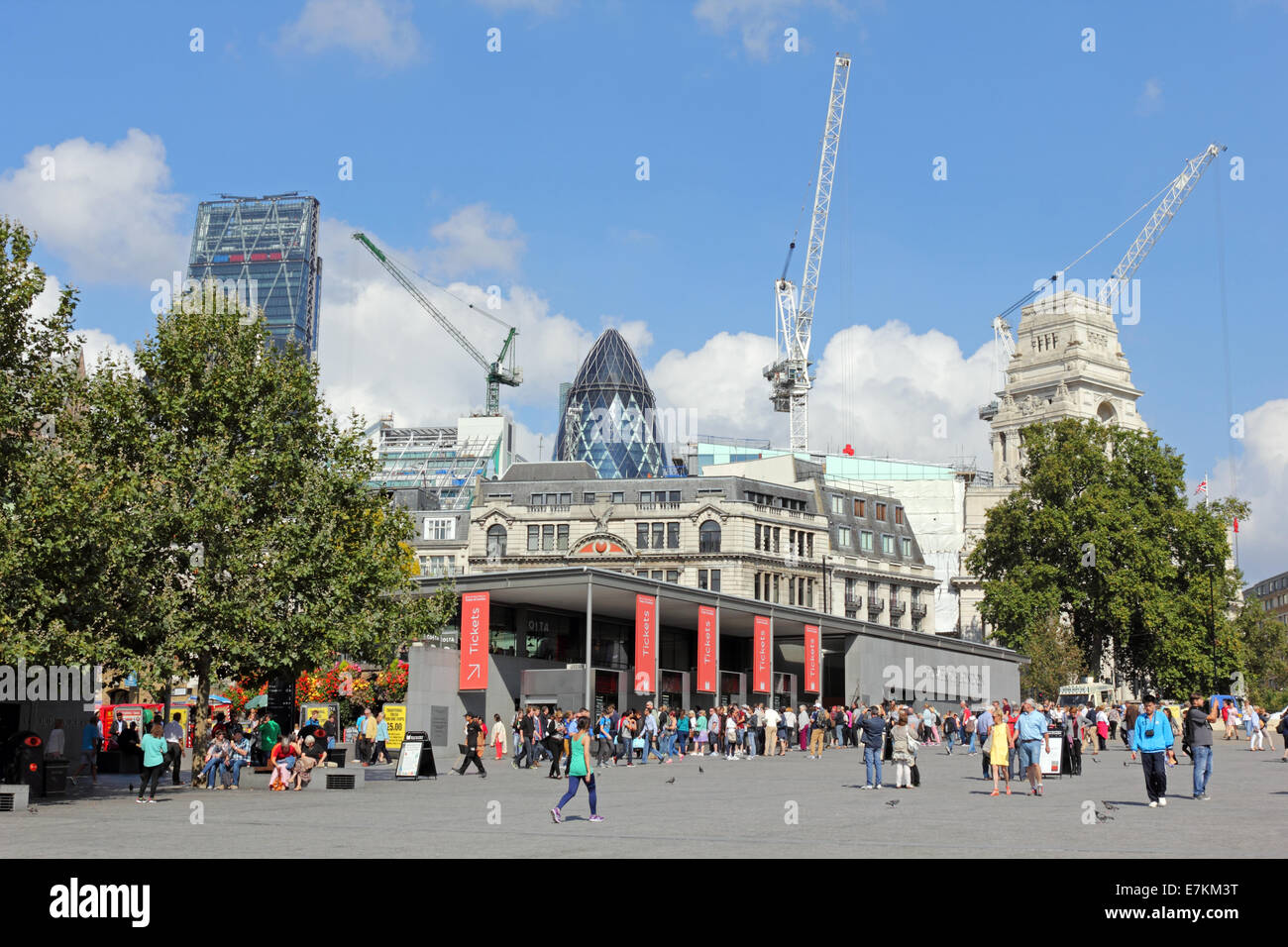 Blick auf moderne Bürogebäude und Bauarbeiten in der financial District von London aus dem Tower of London, England, UK. Stockfoto
