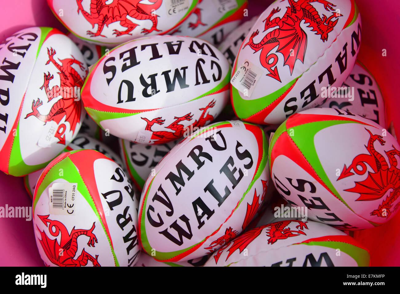 Welsh souvenir Rugby Bälle, Conwy, Conwy County Borough, Wales, Vereinigtes Königreich Stockfoto