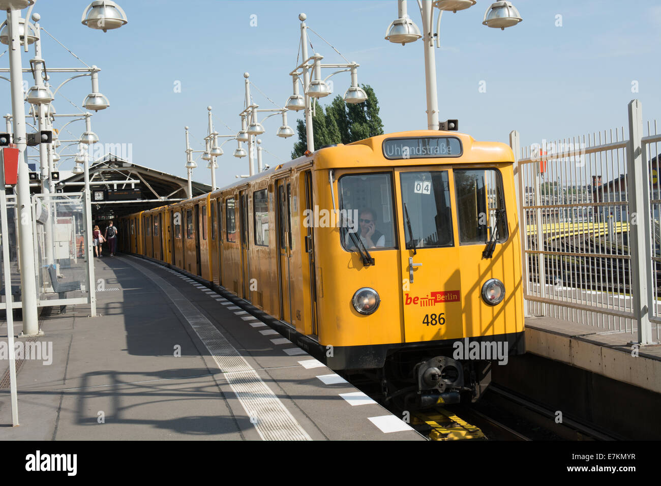 Ein Berliner U-Bahn-Zug wartet an der Warschauer Straße Station startbereit es Reise unterwegs U1, Uhlandstraße Stockfoto