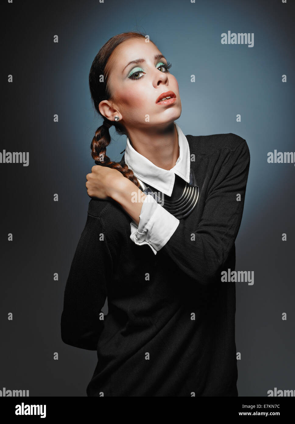 Schöne junge Frau trägt Pullover und Halskette - Studio gedreht Stockfoto