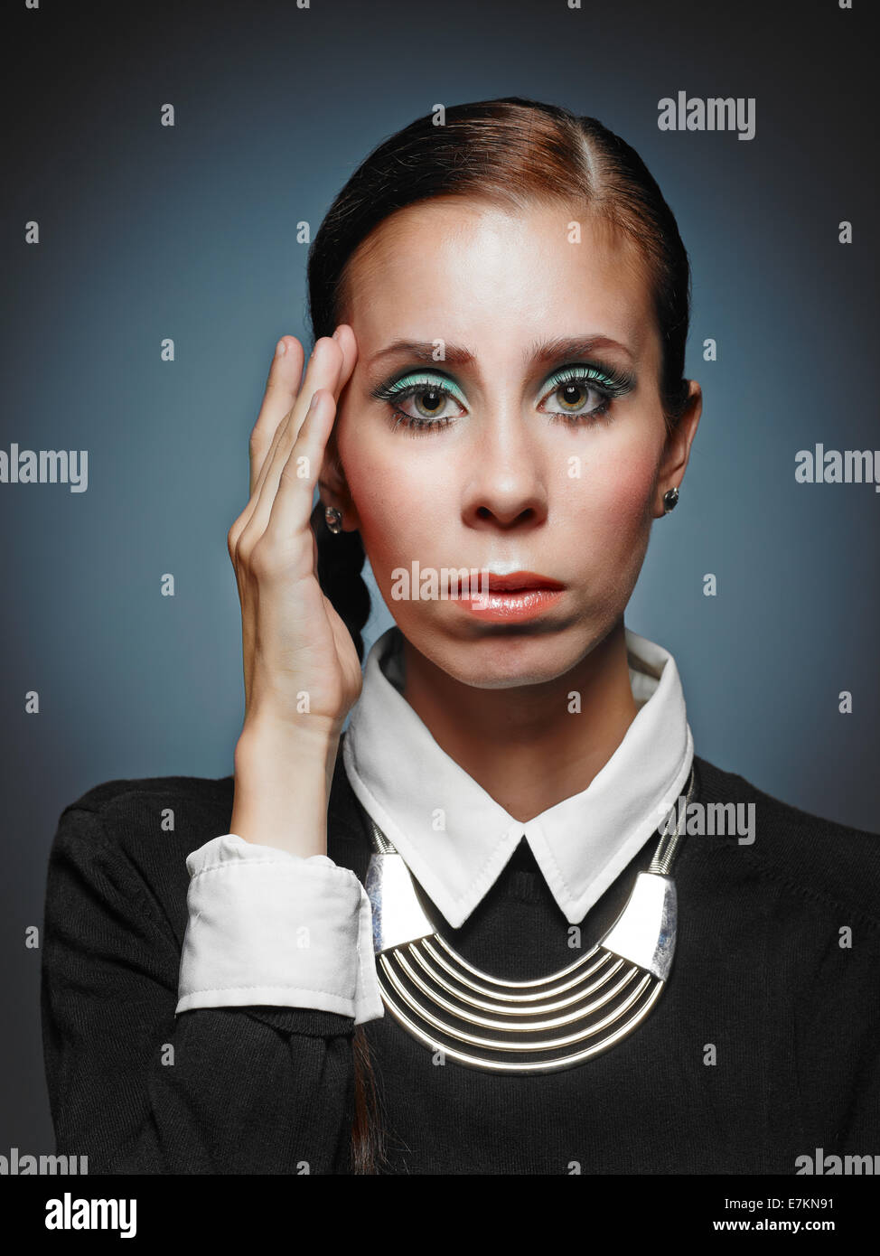 Nahaufnahme, schöne junge Frau trägt Pullover und Halskette - Studio gedreht Stockfoto