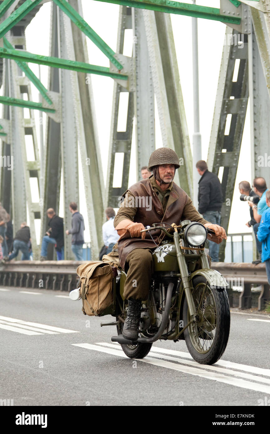 Grave, Niederlande. 20. September 2014.  350 historische Fahrzeuge über die Brücke über die Maas bei Grave, Niederlande. Bestandteil des 70. Jahrestages der Operation Market Garden. Bildnachweis: Frank van Egmond/Alamy Live News Stockfoto