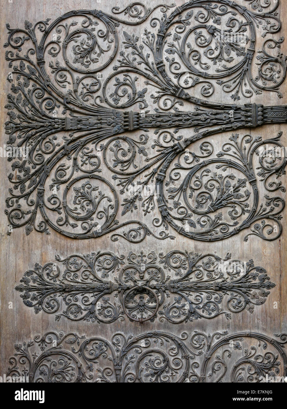 Dekorative Schmiedearbeiten an einer Eingangstür der Kathedrale Notre-Dame, Paris. Stockfoto