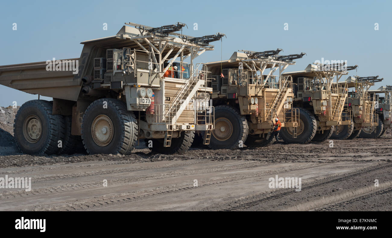 Minenarbeiter Abstieg von seinem massiven Hitatchi Haul Truck nach langer Verschieben einer afrikanischen Tagebau-Kupfermine mir. Stockfoto