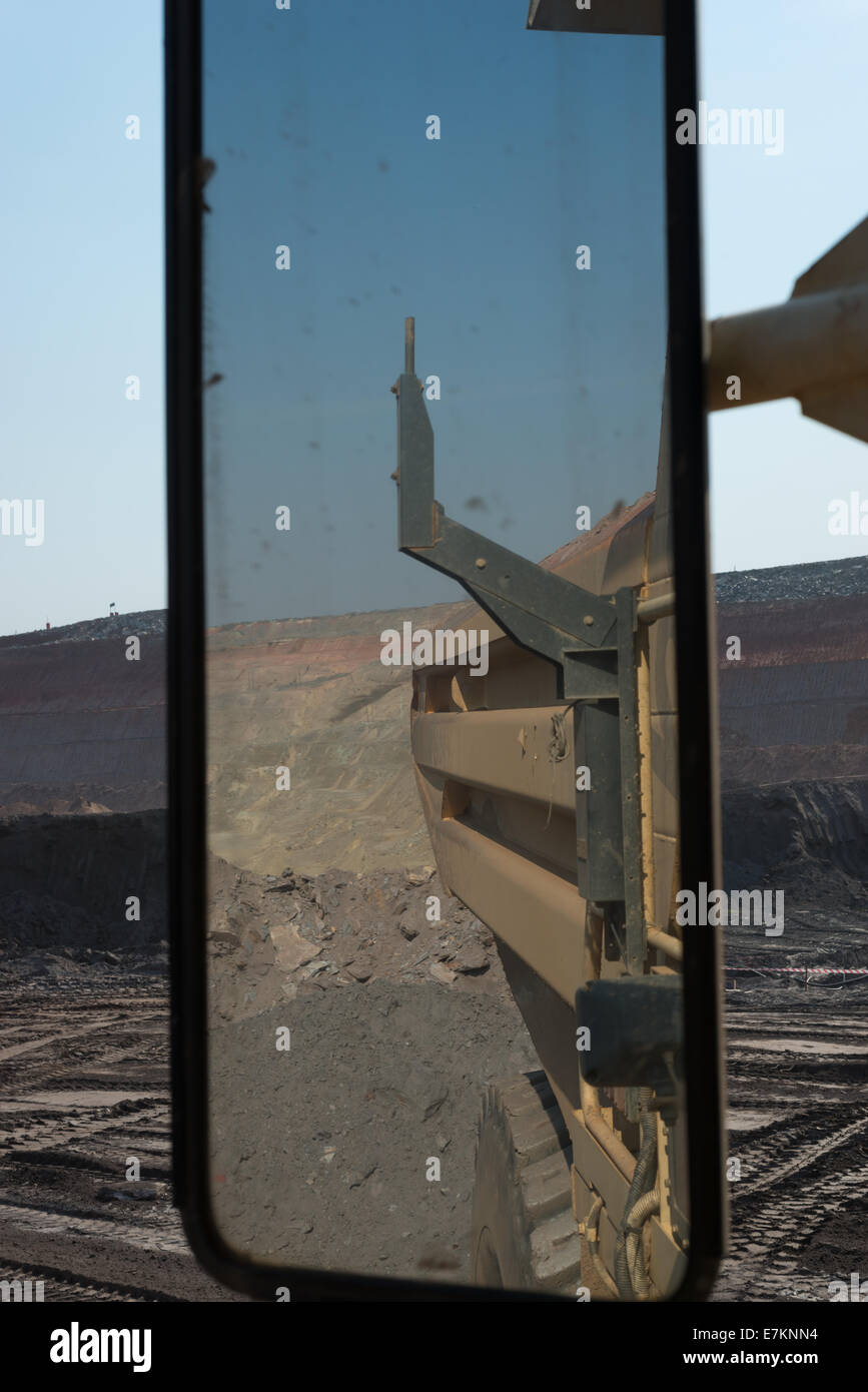 Seitenansicht Spiegel des Betreibers aus der Kabine eine massive Hitatchi  Spedition Muldenkipper Stockfotografie - Alamy