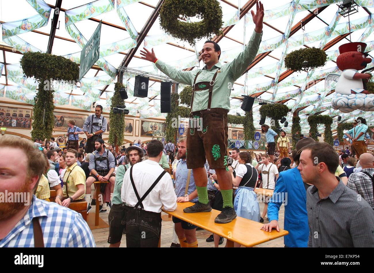 München, Deutschland. 20. Sep, 2014. Crowsd von Menschen besuchen die Eröffnung des Oktoberfest in München, Deutschland, 20. September 2014. Das Oktoberfest dauert bis zum 5. Oktober 2014. Foto: Karl-Josef Hildenbrand/Dpa/Alamy Live News Stockfoto