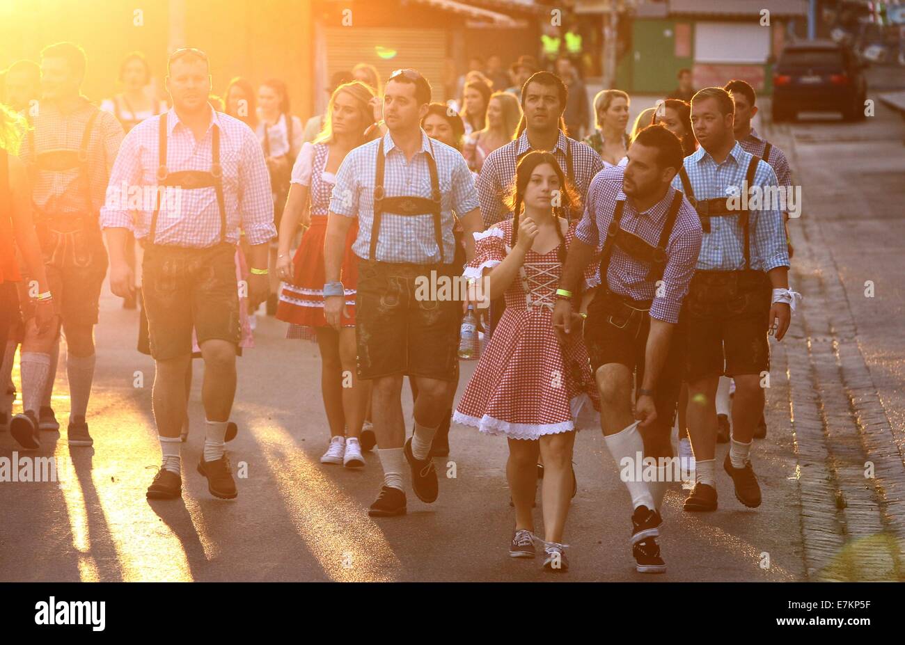 München, Deutschland. 20. Sep, 2014. Crowsd von Menschen besuchen die Eröffnung des Oktoberfest in München, Deutschland, 20. September 2014. Das Oktoberfest dauert bis zum 5. Oktober 2014. Foto: Karl-Josef Hildenbrand/Dpa/Alamy Live News Stockfoto