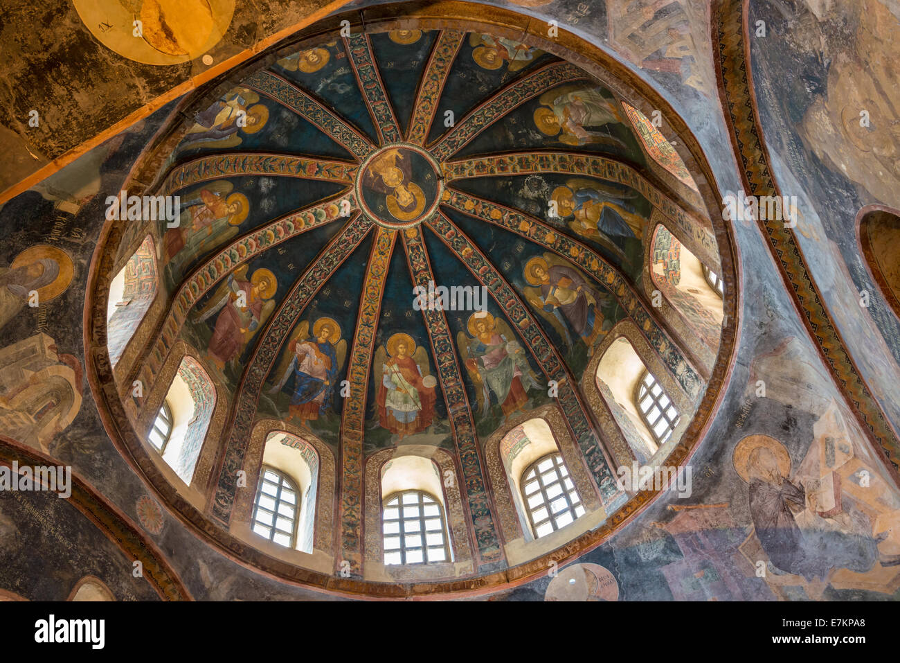Eines der dekorativen Kuppeln der Chora-Kirche in Istanbul, Darstellung der Jungfrau Maria mit Kind. Stockfoto Eines der dekorativen Kuppeln der Chora-Kirche in Istanbul, Darstellung der Jungfrau Maria mit Kind. Stockfoto