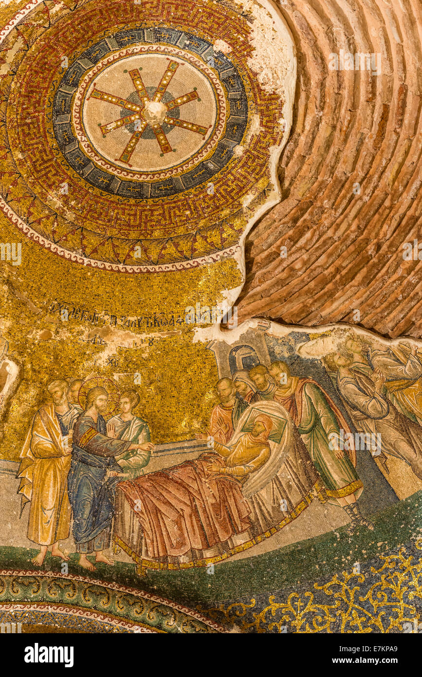 Einem alten bröckelnden Mosaik in Chora-Kirche porträtiert einen lahmen Mann heilte Jesus. Foto 1. August 2014 in Istanbul, Türkei. Stockfoto