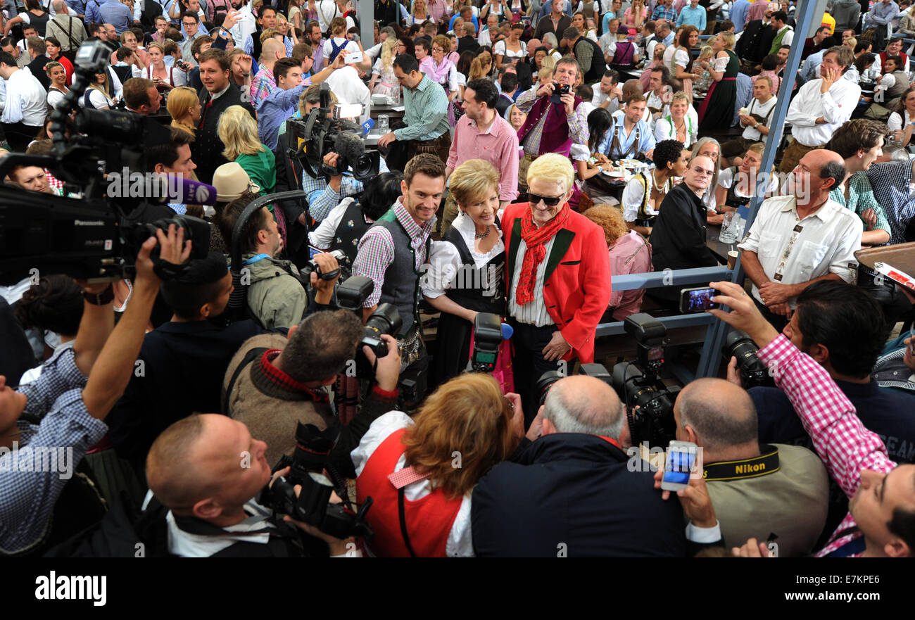 München, Deutschland. 20. Sep, 2014. Florian Silbereisen (C, L-R), Carolin Reiber und Heino die Eröffnung der Wiesn im Festzelt Schottenhamel in München, Deutschland, 20. September 2014 teilnehmen. Das Oktoberfest dauert bis zum 5. Oktober 2014. Foto: Tobias Hase/Dpa/Alamy Live News Stockfoto