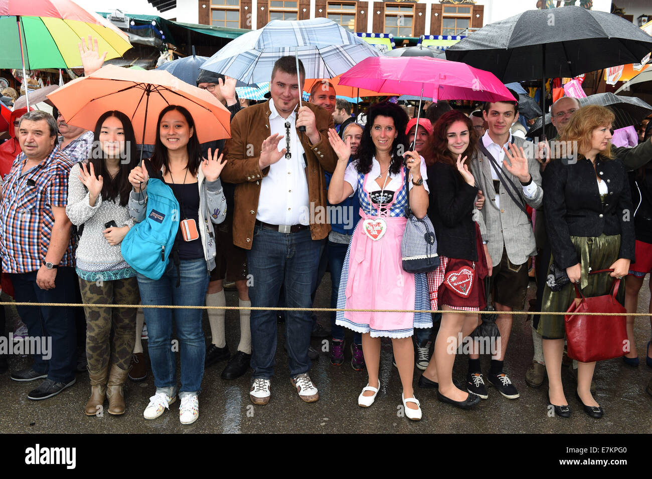 München, Deutschland. 20. Sep, 2014. Leute warten auf die Eröffnungsparade zum Oktoberfest in München, Deutschland, 20. September 2014. Das Oktoberfest dauert bis zum 5. Oktober 2014. Foto: Felix Hoerhager/Dpa/Alamy Live News Stockfoto