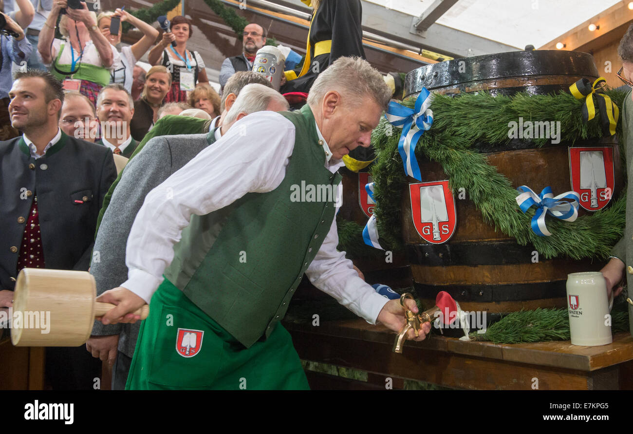 München, Deutschland. 20. Sep, 2014. Bürgermeister von München Dieter Reiter tippt das erste Fass bei der Eröffnung des Oktoberfestes in München, Deutschland, 20. September 2014. Das Oktoberfest dauert bis zum 5. Oktober 2014. Foto: Peter Kneffel/Dpa/Alamy Live News Stockfoto