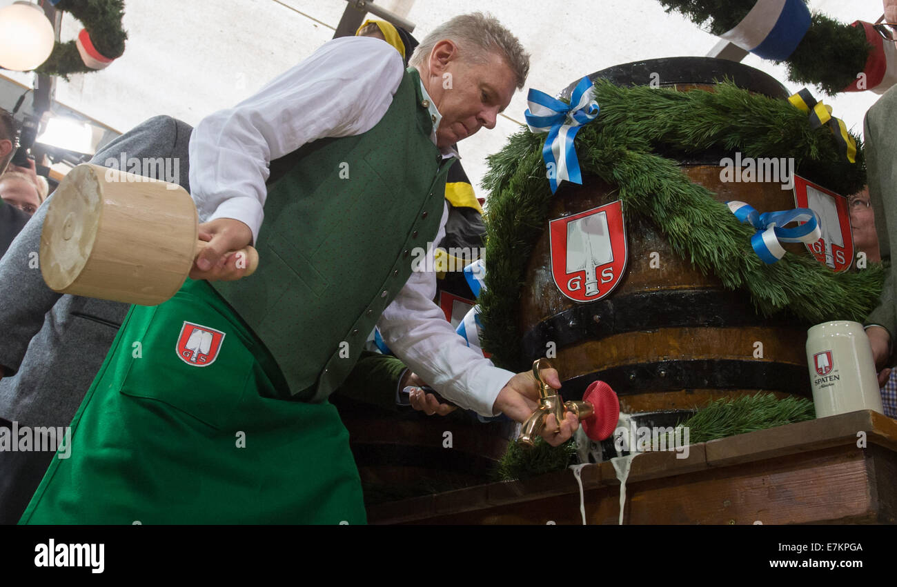 München, Deutschland. 20. Sep, 2014. Bürgermeister von München Dieter Reiter tippt das erste Fass bei der Eröffnung des Oktoberfestes in München, Deutschland, 20. September 2014. Das Oktoberfest dauert bis zum 5. Oktober 2014. Foto: Peter Kneffel/Dpa/Alamy Live News Stockfoto