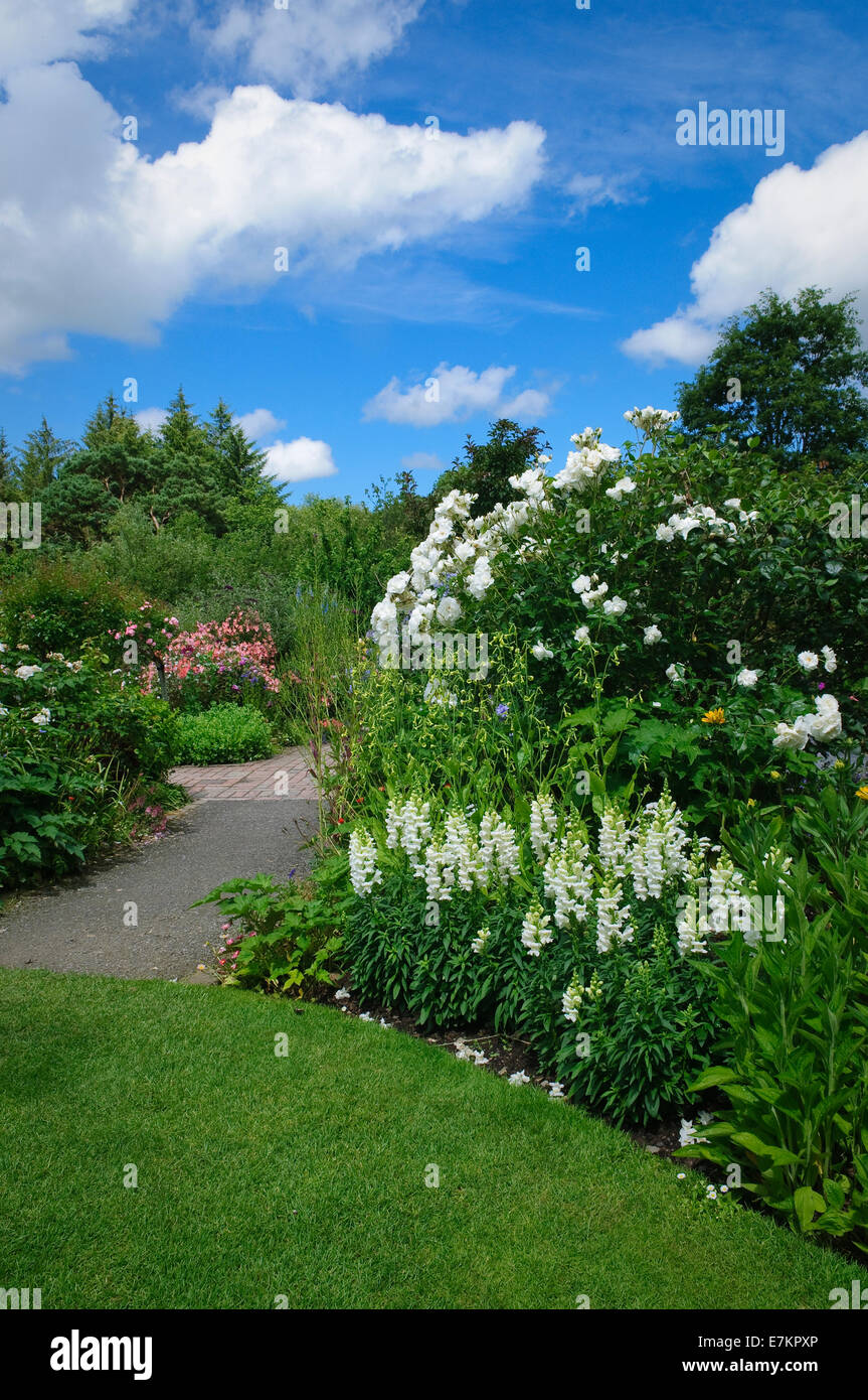 English cottage garden Fotos und Bildmaterial in hoher Auflösung Alamy