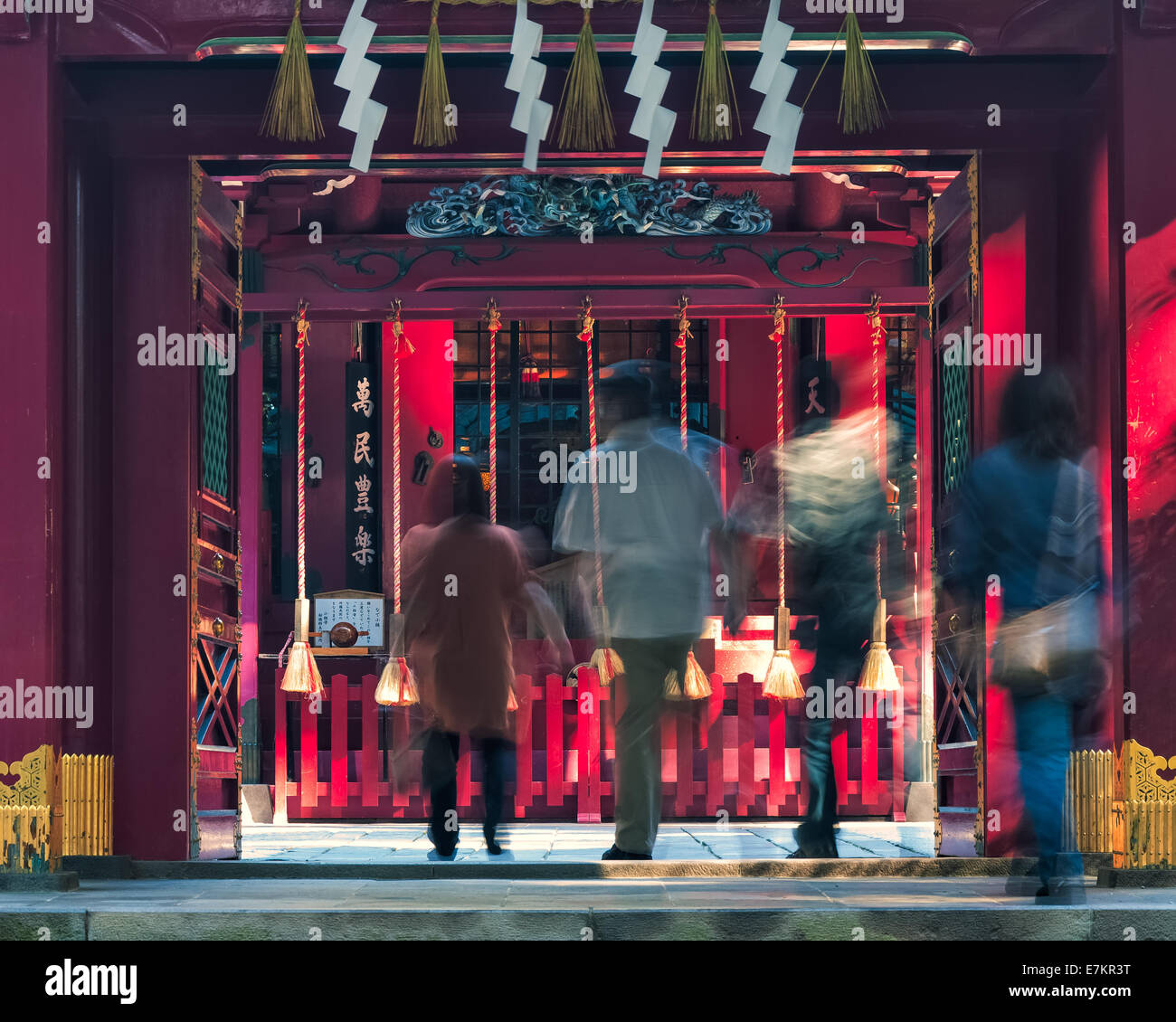 Touristen gehen durch das Tor des Hakone-Schreins in Hakone, Japan. Stockfoto