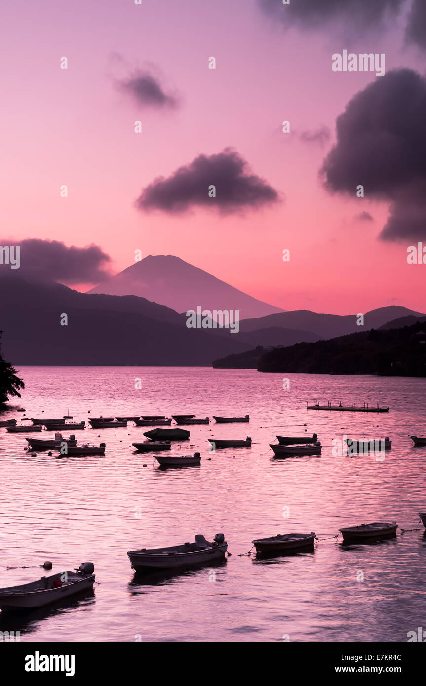 Boote-Drift in Linien entlang See Ashi mit Mount Fuji im Hintergrund und farbenprächtigen Sonnenuntergang. Stockfoto