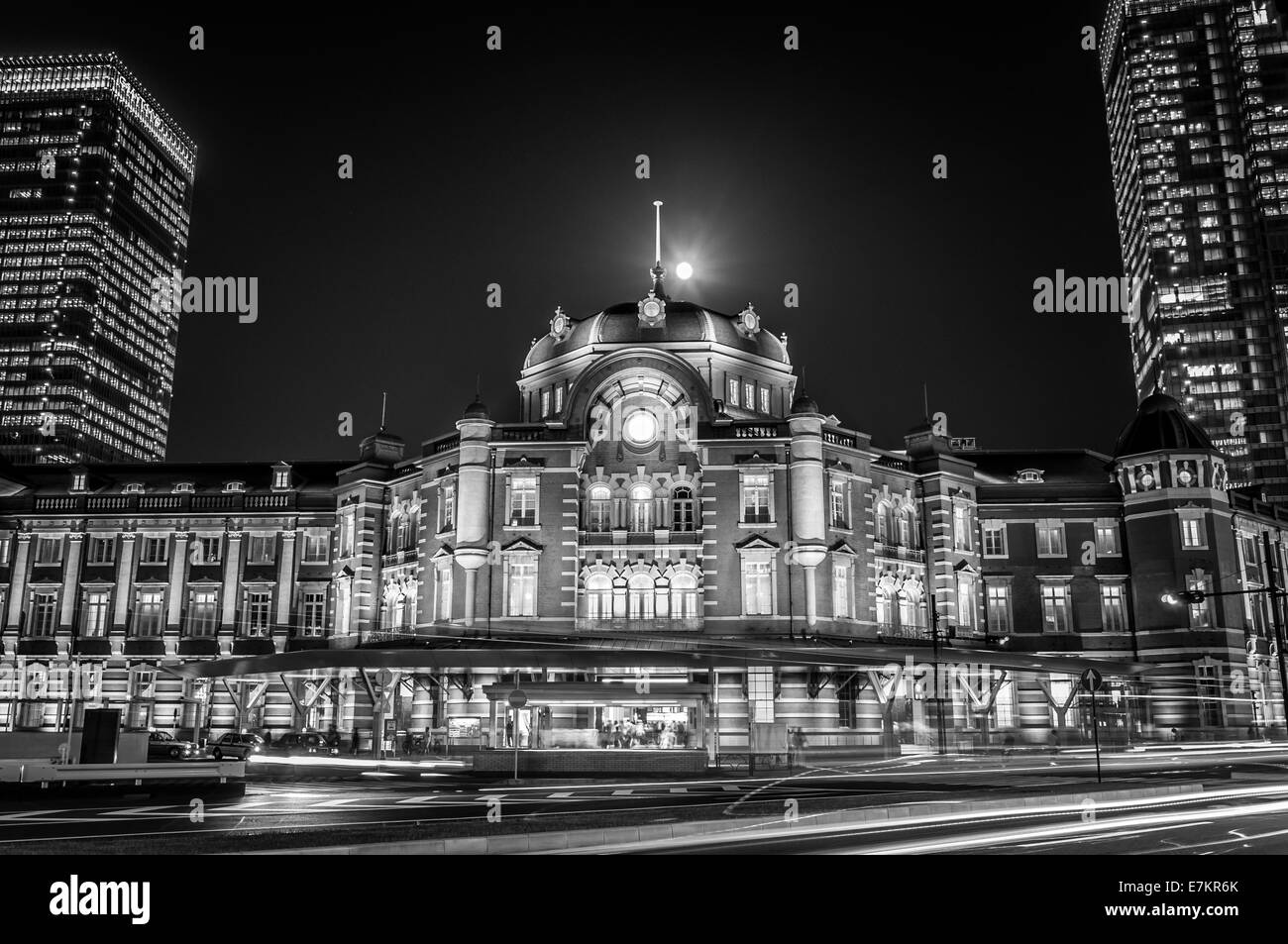Tokyo Station in der Nacht. Stockfoto
