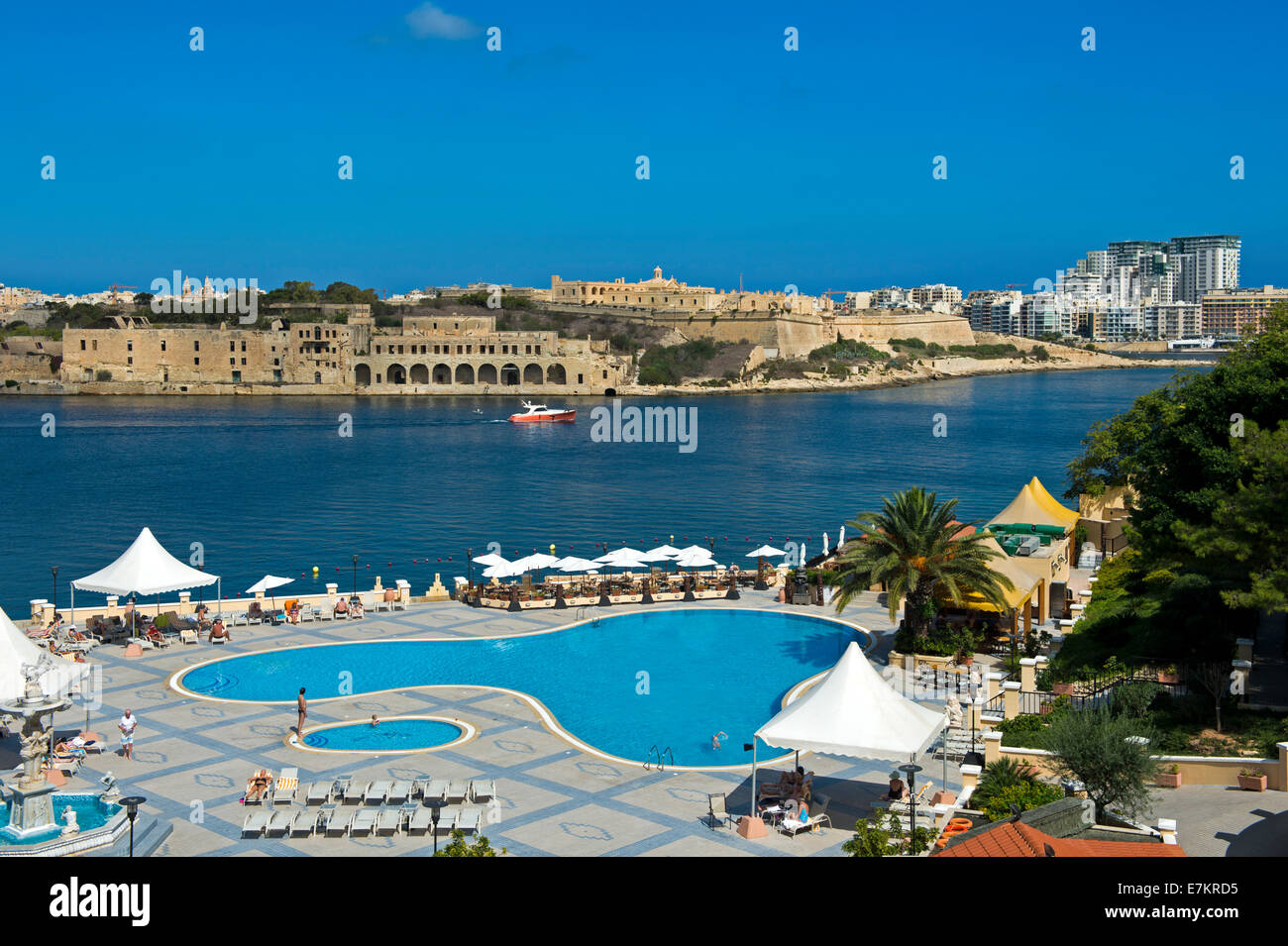 Blick vom Pool des Grand Hotel Excelsior Malta über Marsamxett Harbour, Valletta, Malta Stockfoto
